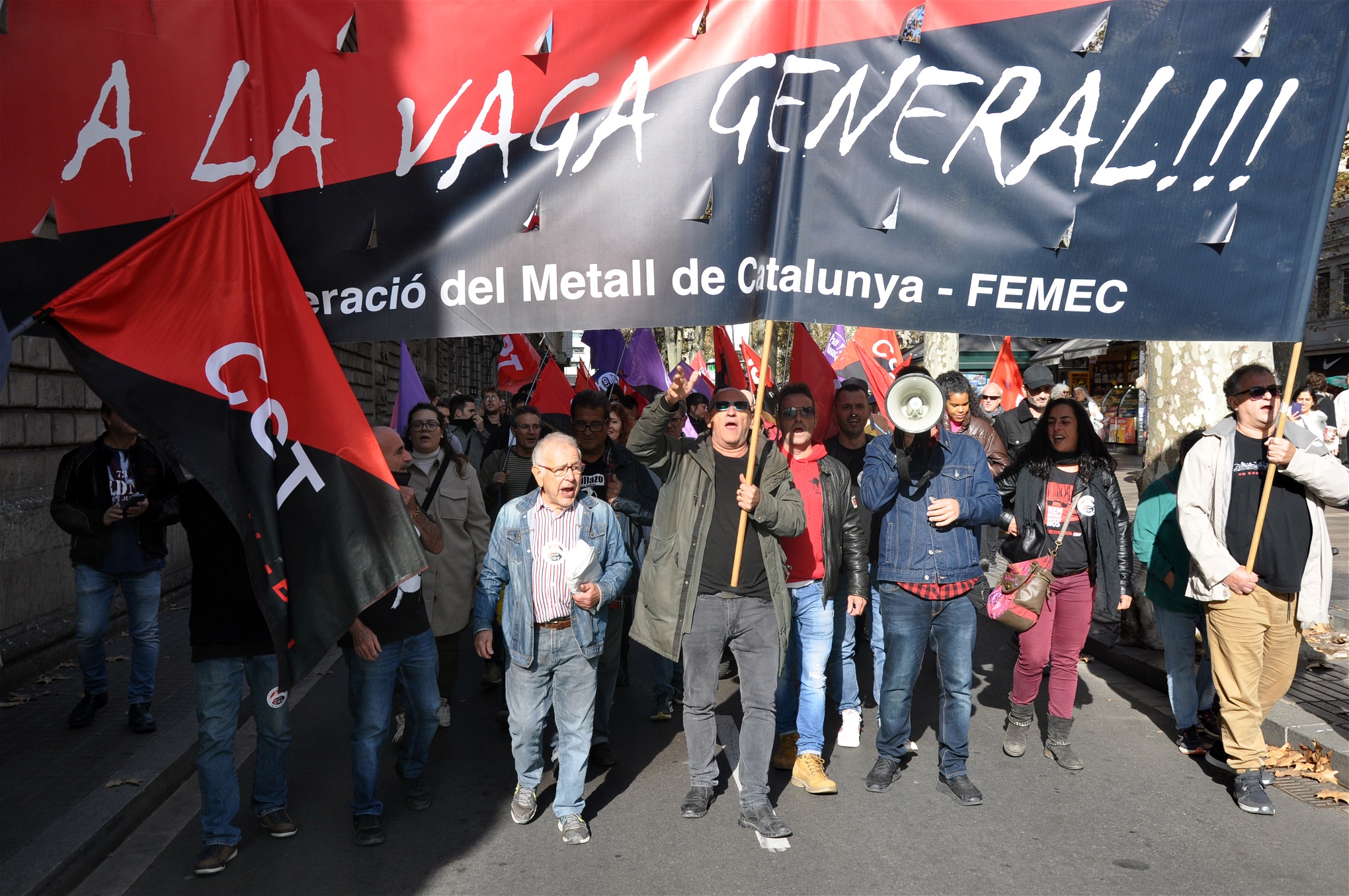 Blandade syndikalister i spanska CGT demonstrerar för förändringar i pensionssystemet i Barcelona 2022.