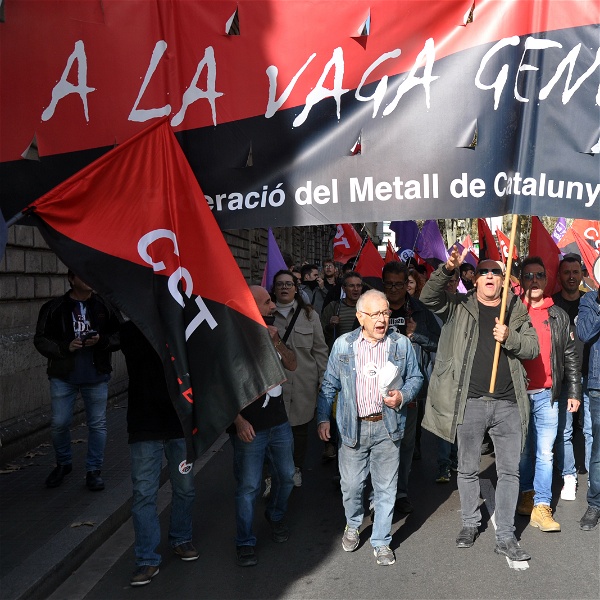 Blandade syndikalister i spanska CGT demonstrerar för förändringar i pensionssystemet i Barcelona 2022.