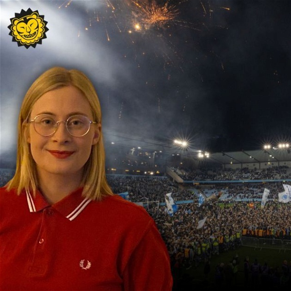Sara Karlén inklippt framför stor fotbollspublik som firar med fyrverkerier och flaggor.