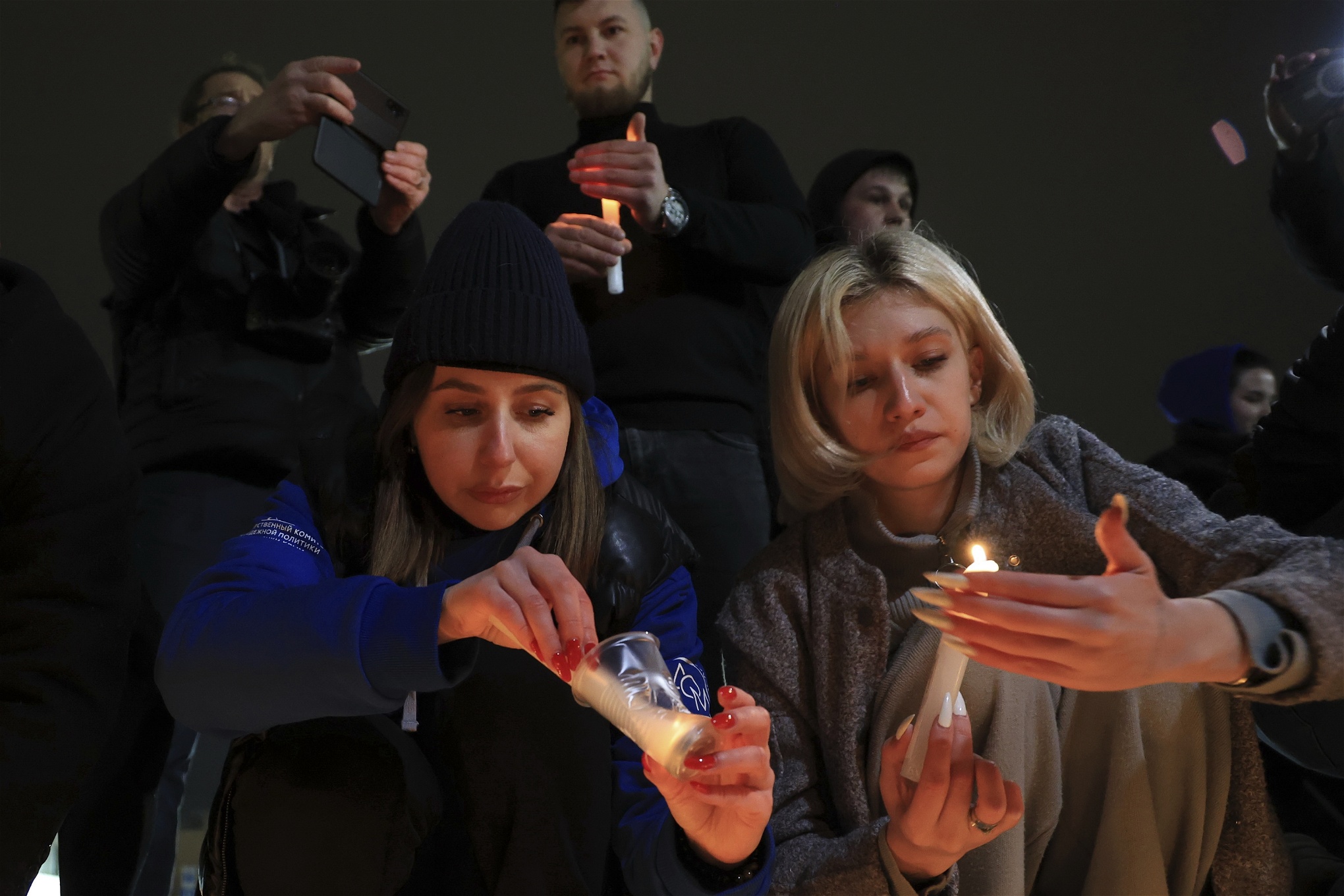Två kvinnor tänder ljus till minne av dödade i Moskva