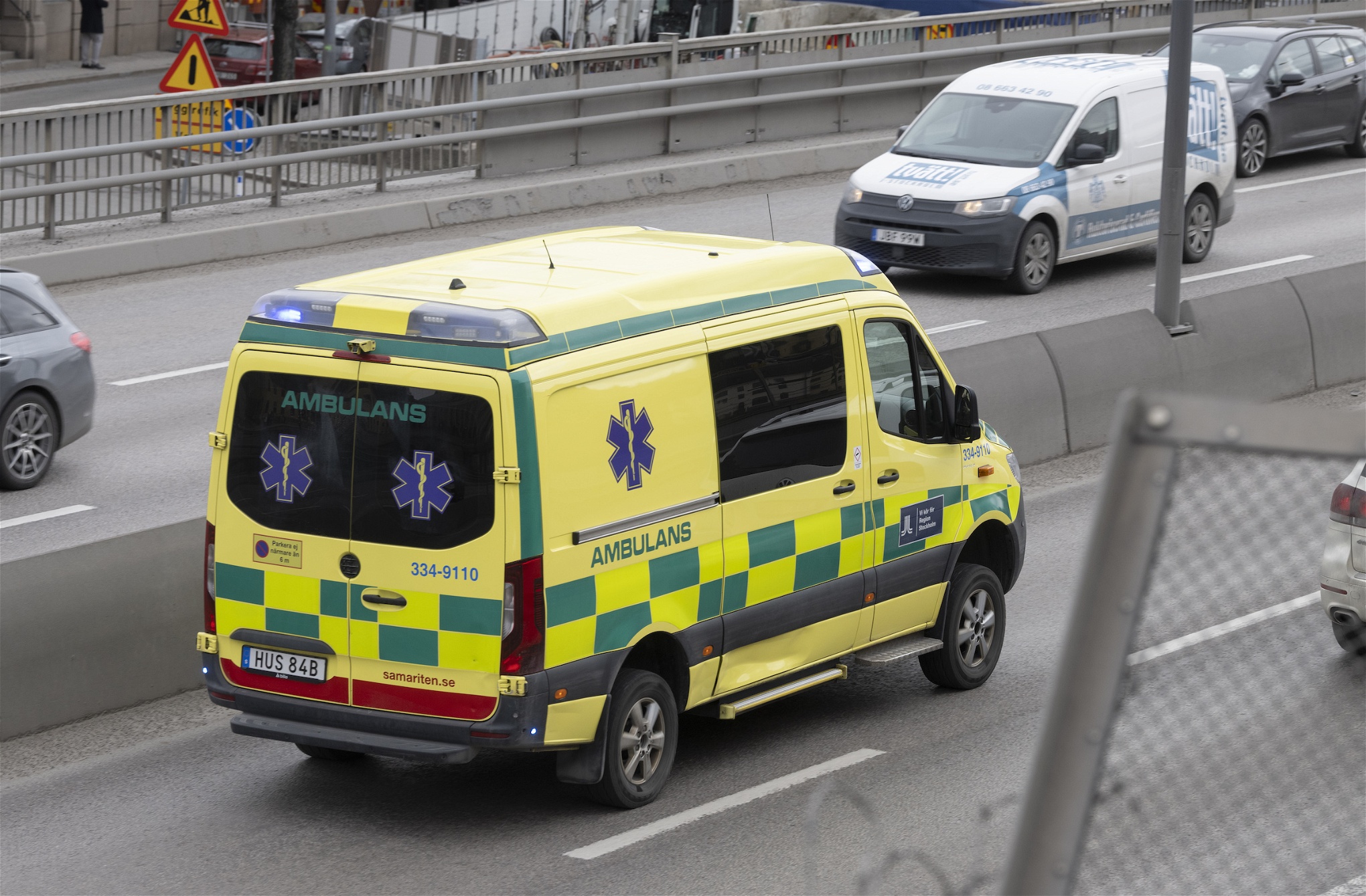 ambulans kör på en väg