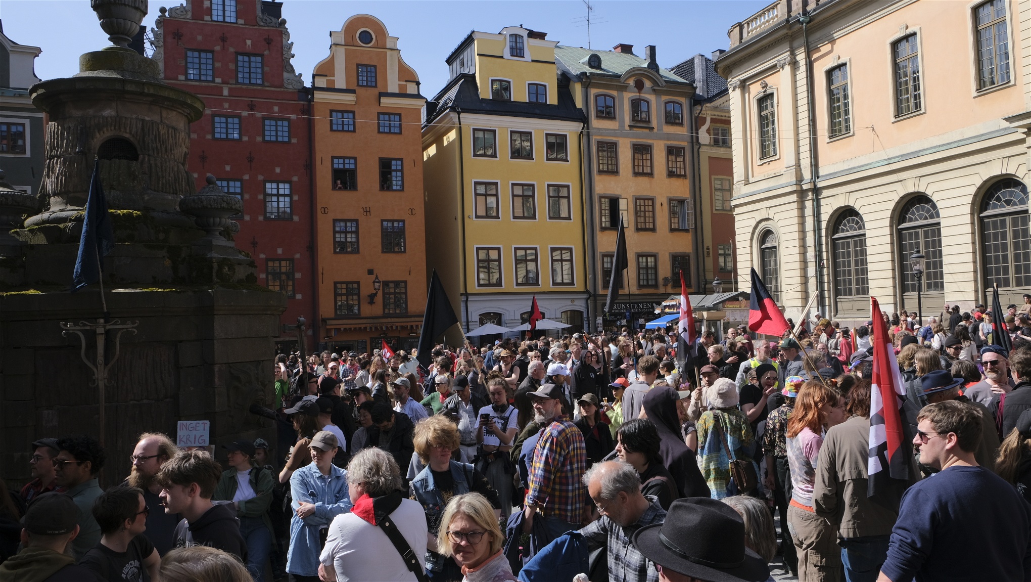 Syndikalisterna firar första maj på Stortorget i Gamla stan.