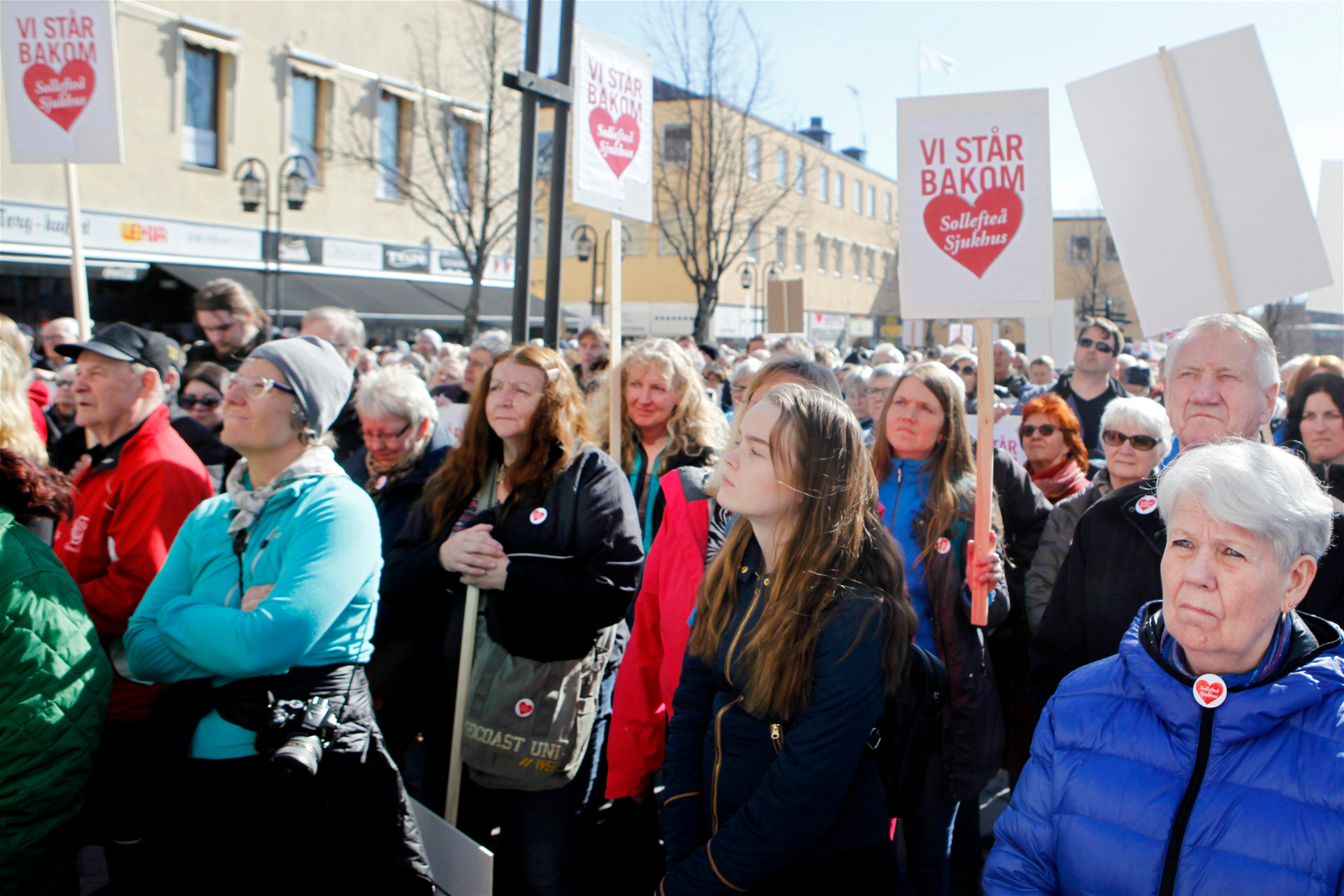 demonstranter mot neddragningarna av vården på Sollefteå sjukhus.