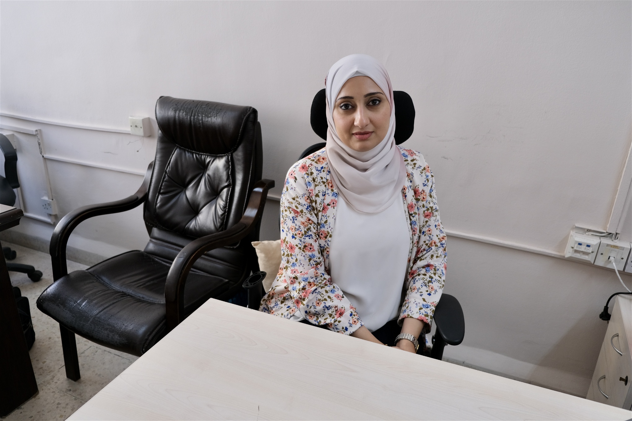 Nour Abu-Kheiran sitter vid sitt skrivbord.