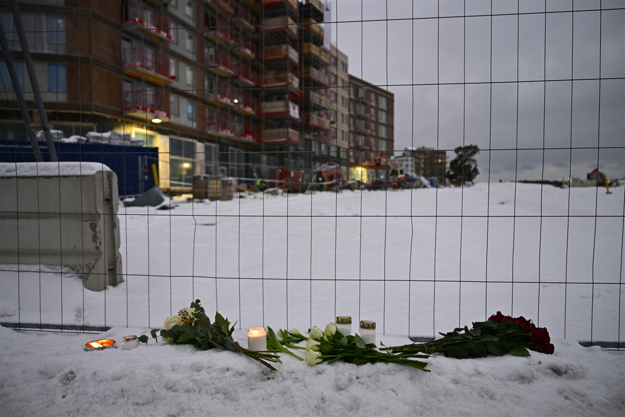 Blommor har lagts ner vid olycksplatsen i Ursvik i Sundbyberg där fem män omkom i en hissolycka.