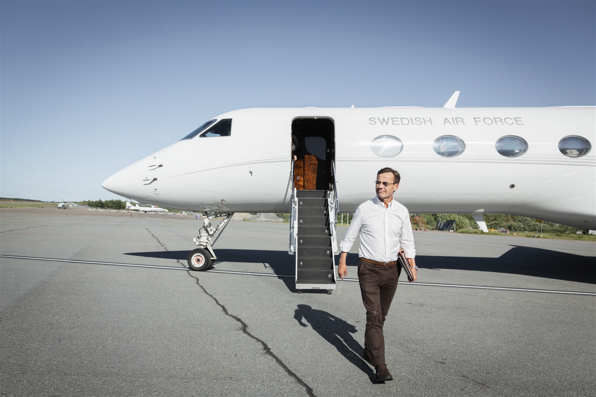 Ulf Kristersson går ut ur ett privatflygplan.