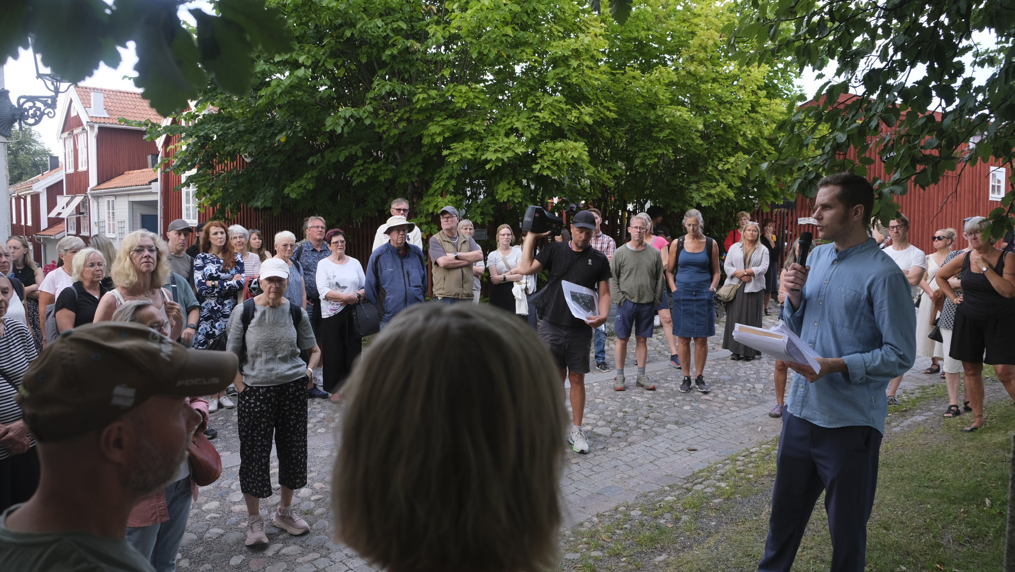 Anders Wesslen håller i stadsvandringen i Joe Hills fotspår i Gävle