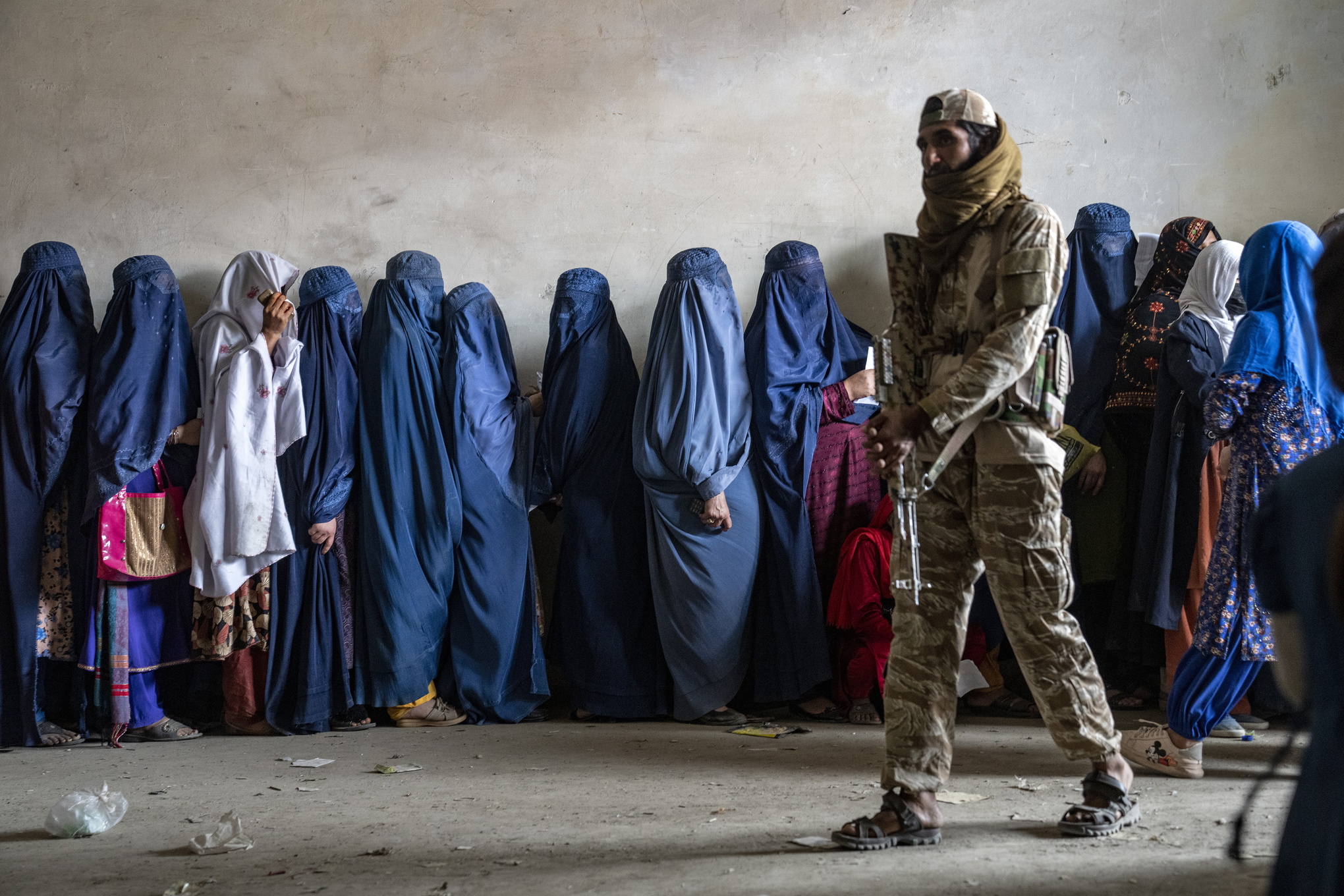 De redan hårt förtryckta kvinnorna i Afghanistan får det nu ännu tuffare med landets nya morallagar.