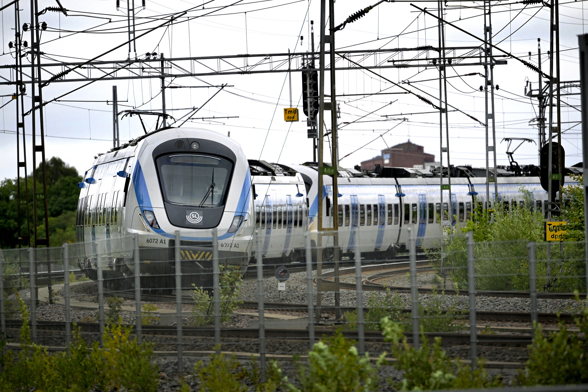 pendeltåg åker in i bilden