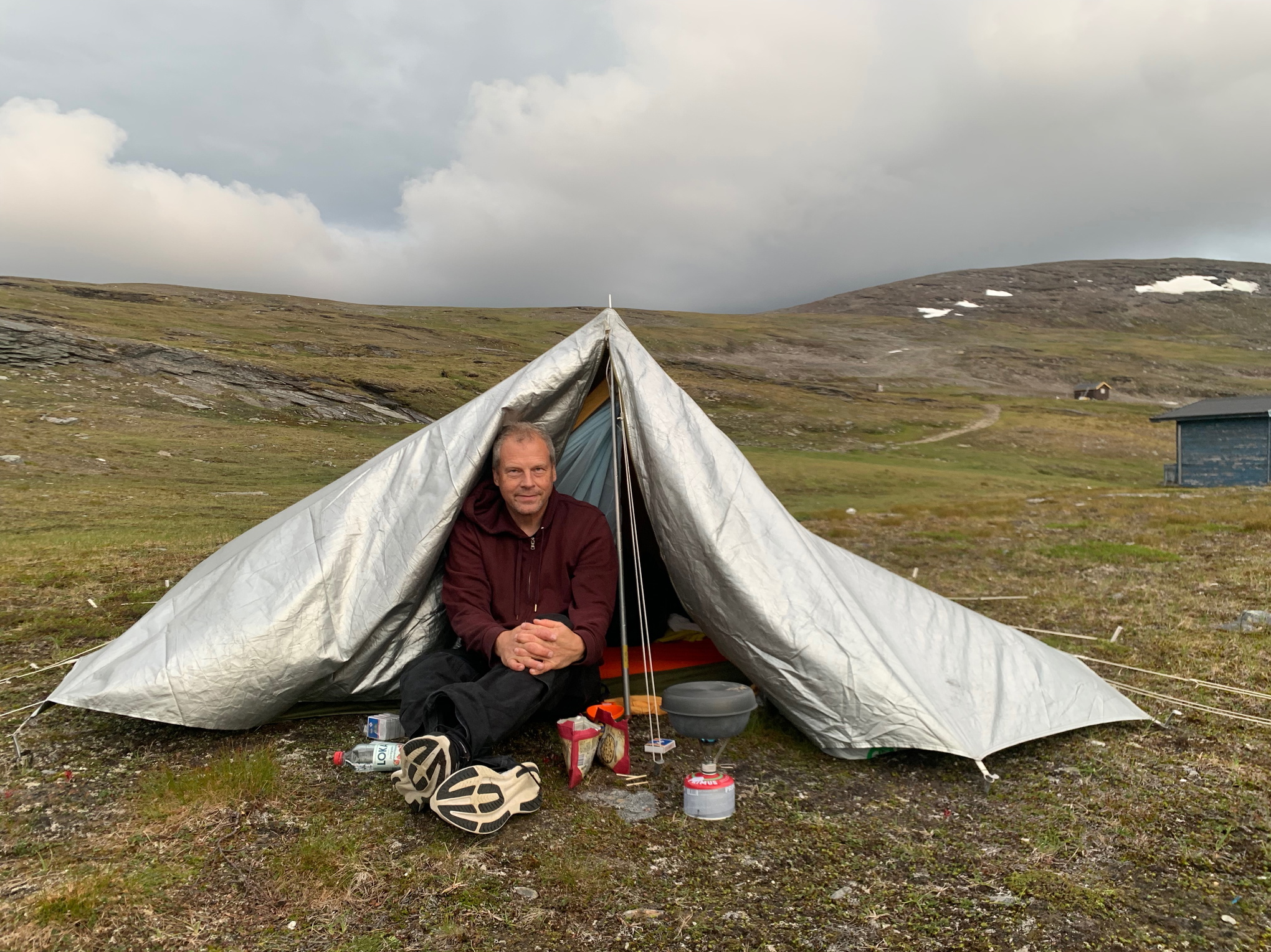 Regissör Johan Palmgren redo för filmning av kalvmärkning i Láirevággi