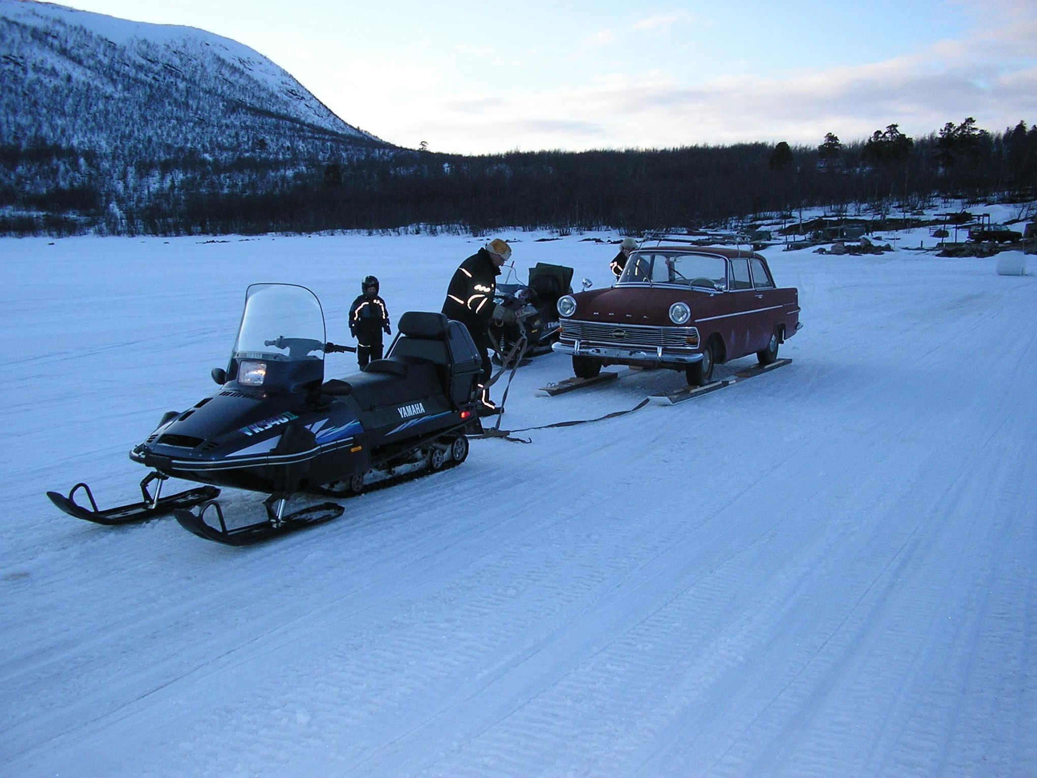 En bil transporteras över  isen på Torneträsk