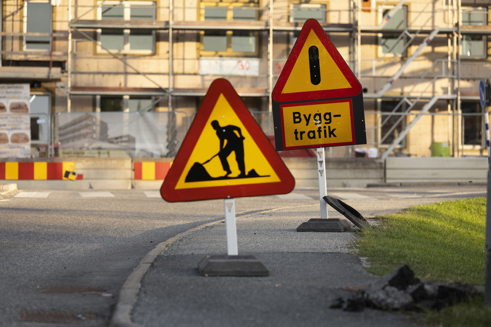 Varning för byggtrafik vid byggarbetsplats.