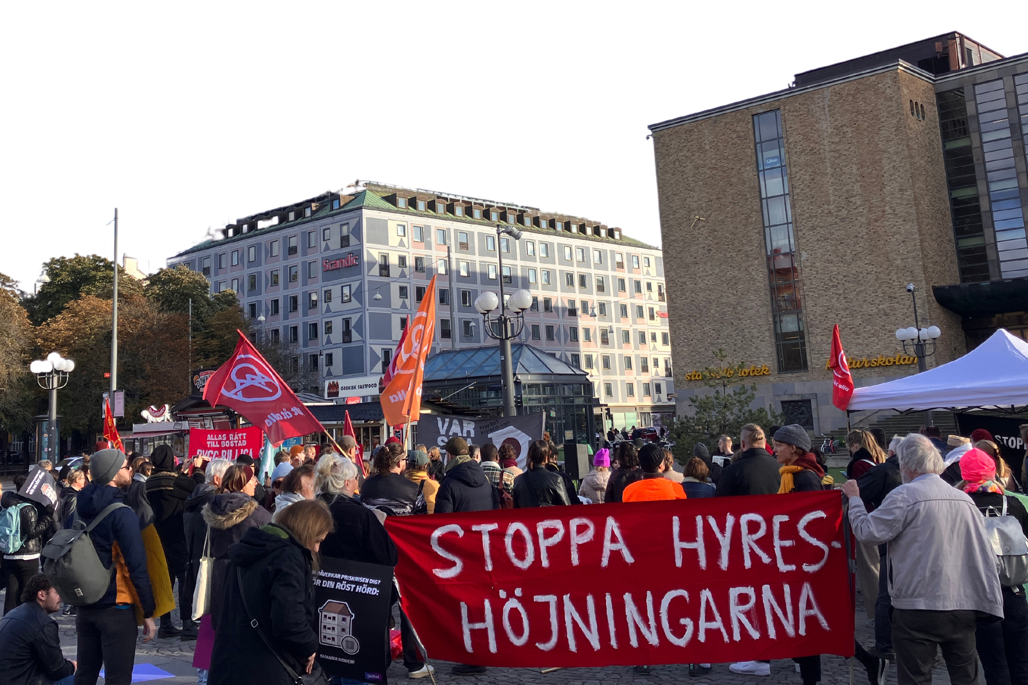 Demonstration mot hyreshöjningar på Medborgarplatsen i Stockholm