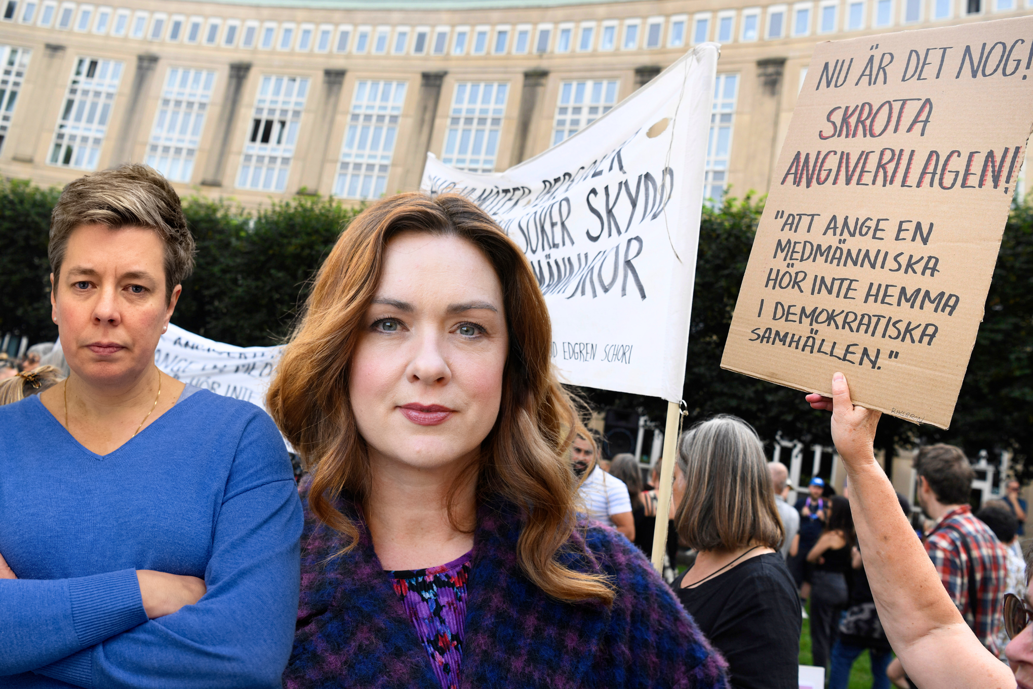 Anna Johansson på Amnesty och Veronica Magnusson på fackförbundet Vision protesterar mot Tidöregeringens planer på an angiverilag.