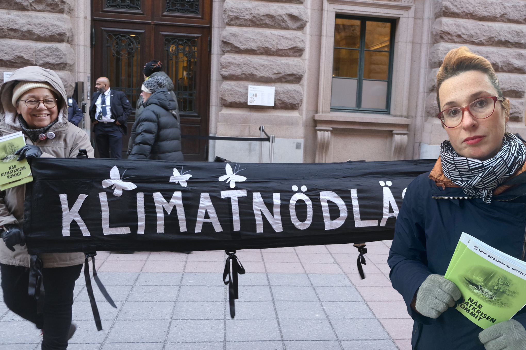 Rebellmammorna från Extinction Rebellion samlades under tisdagen utanför riksdagen i Stockholm