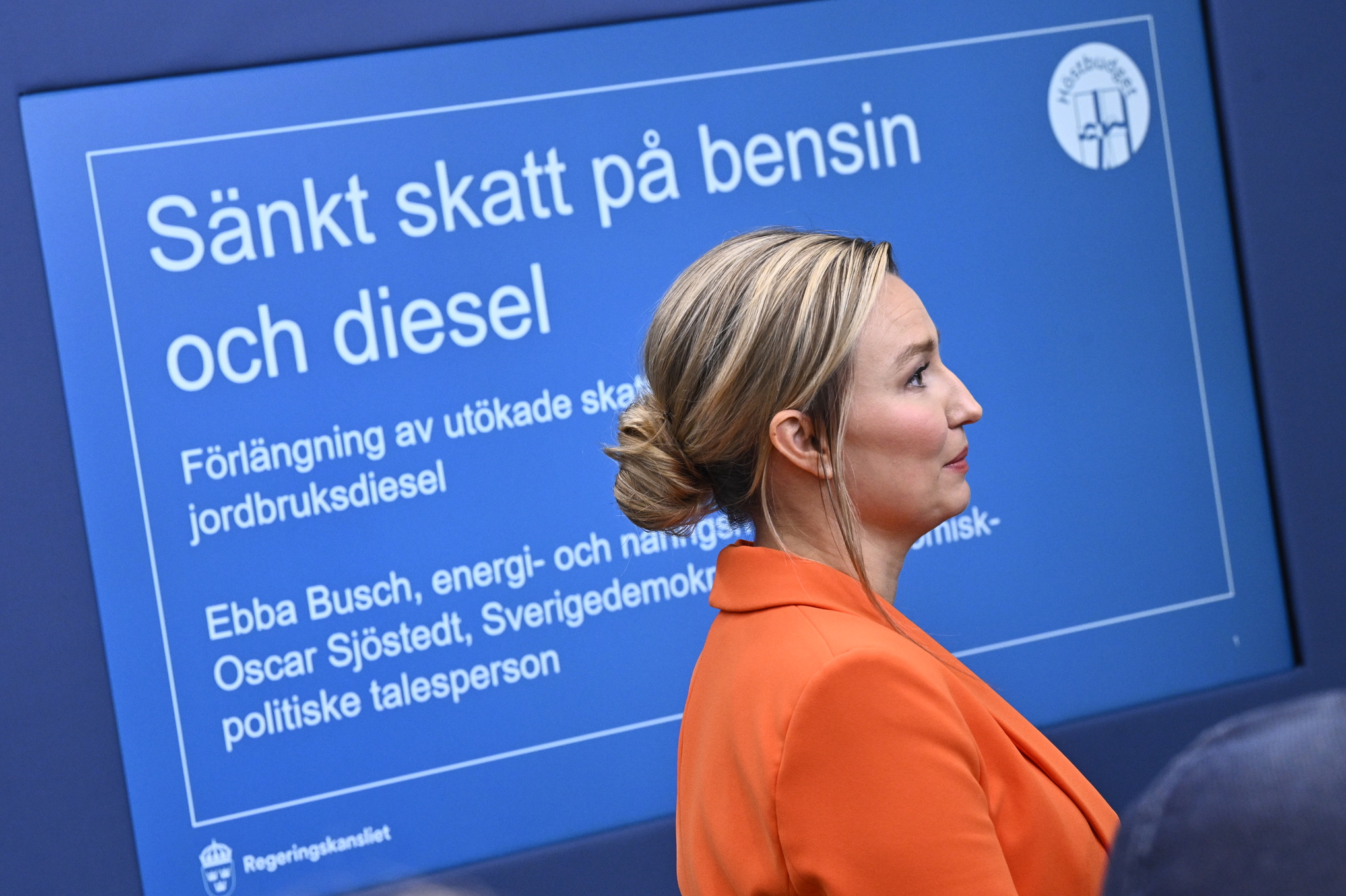 Energi och näringsminister Ebba Busch (KD) presenterar förslag om sänkt skatt på bensin och diesel från 2024 vid en pressträff i Rosenbad hösten 2023. Under 2024 sänks skatten igen.