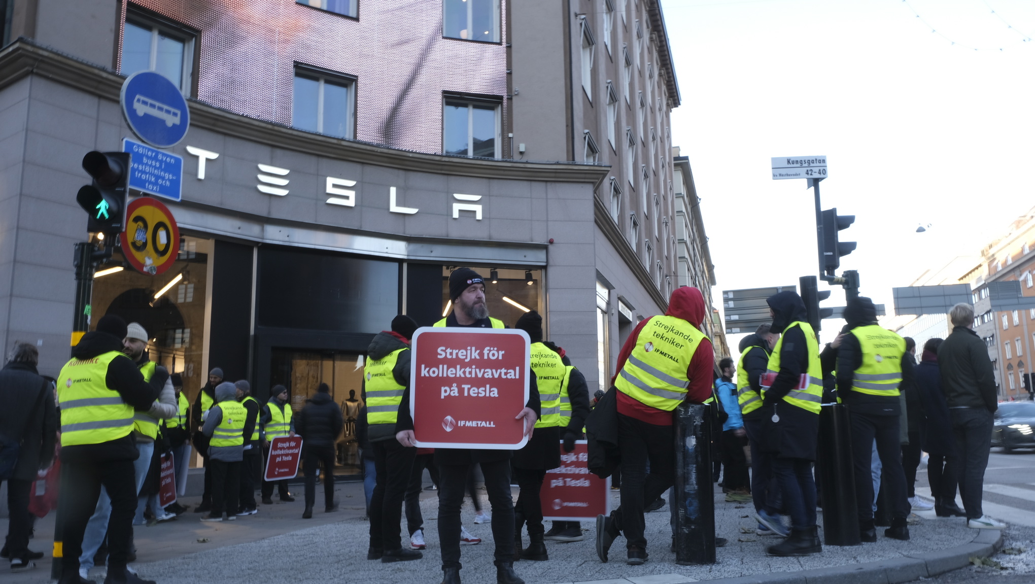 Strejkande Teslaarbetare manifisterar i Stockholm