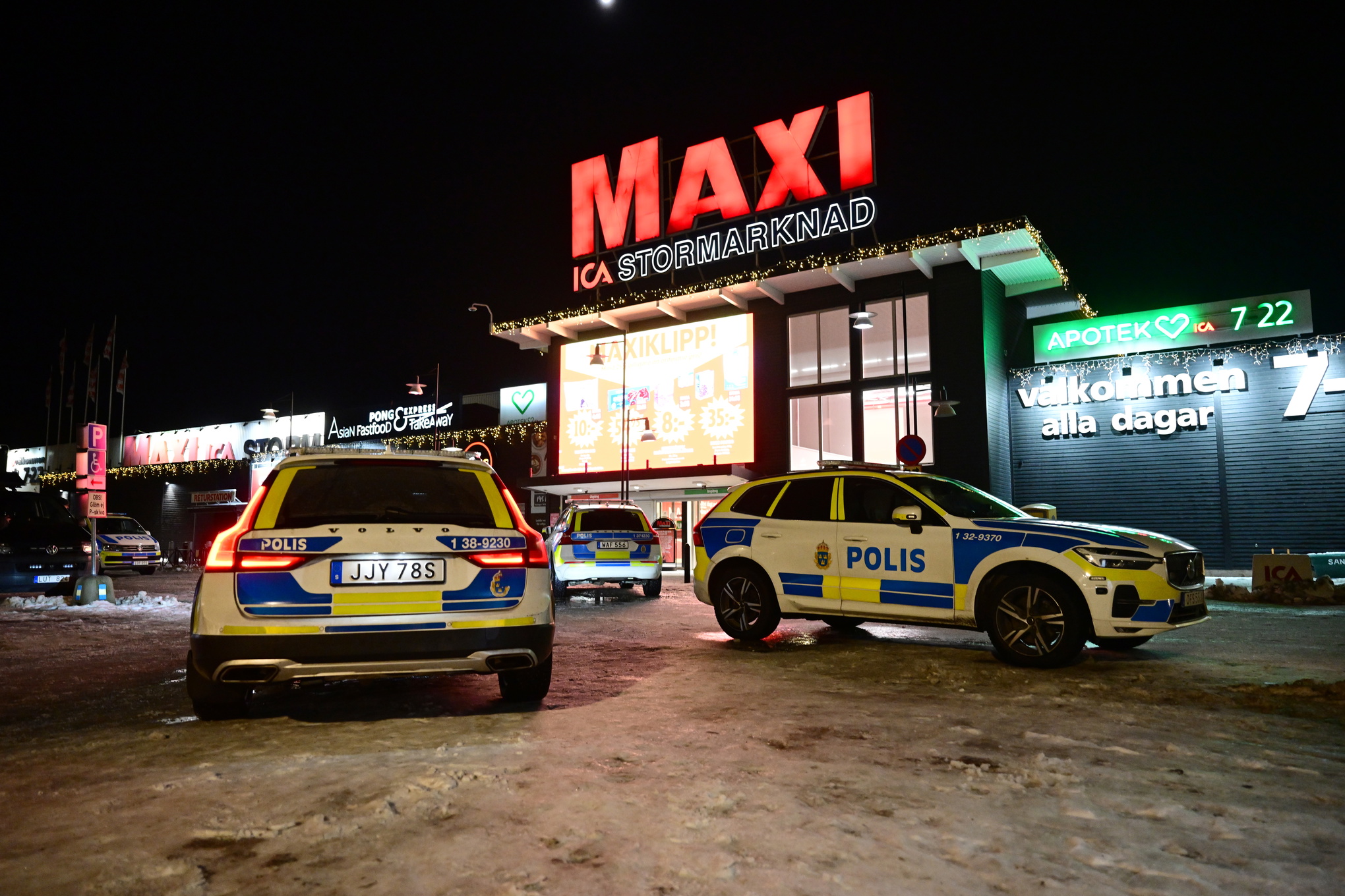 En butiksantsälld kvinna på Ica Maxi i Botkyrka söder om Stockholm har dött efter en knivattack