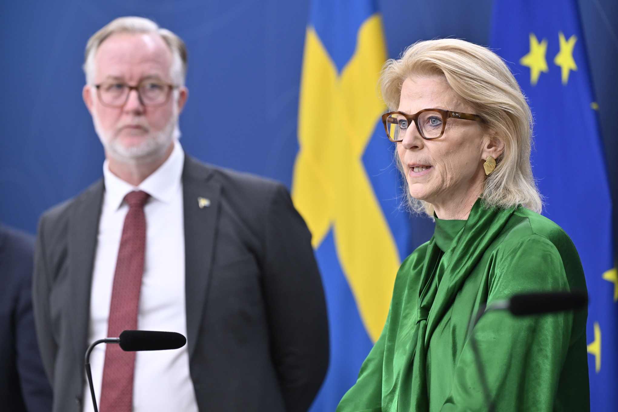 Finansminister Elisabeth Svantesson (M) och arbetsmarknads- och integrationsminister Johan Pehrson (L) under pressträffen där reformering av arbetslöshetsförsäkringen presenterades i februari 2024.