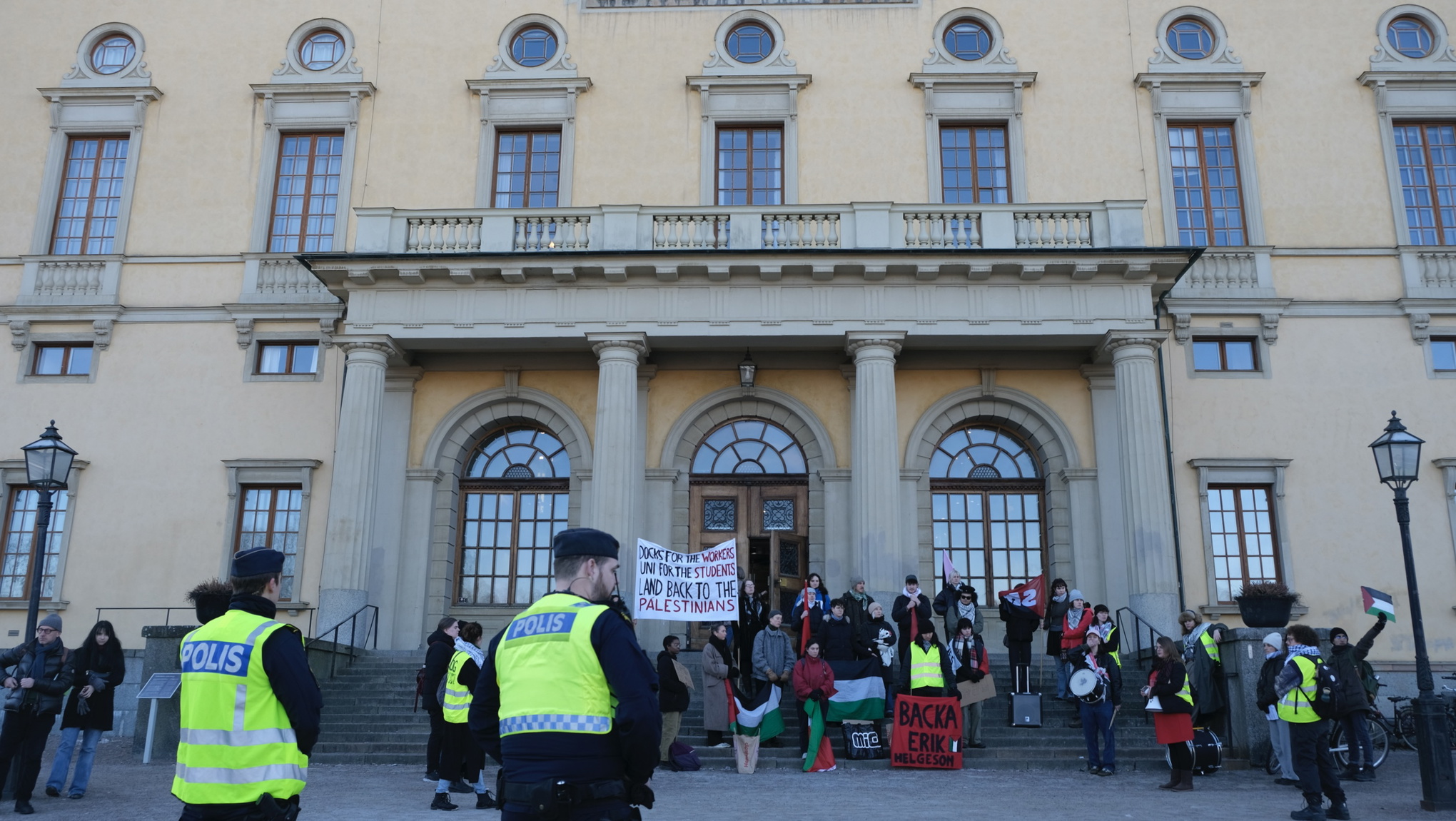 Demonstranter framför Carolina Redivida stöder Erik Helgeson