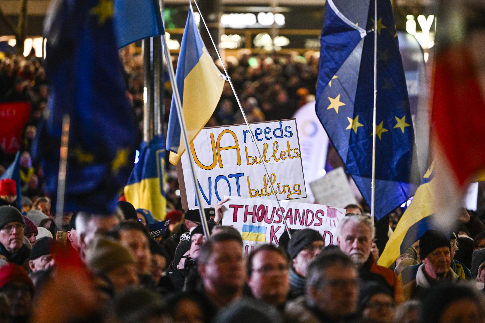 Manifestation till stöd för Ukraina och mot Rysslands anfallskrig på Sergels Torg i centrala Stockholm