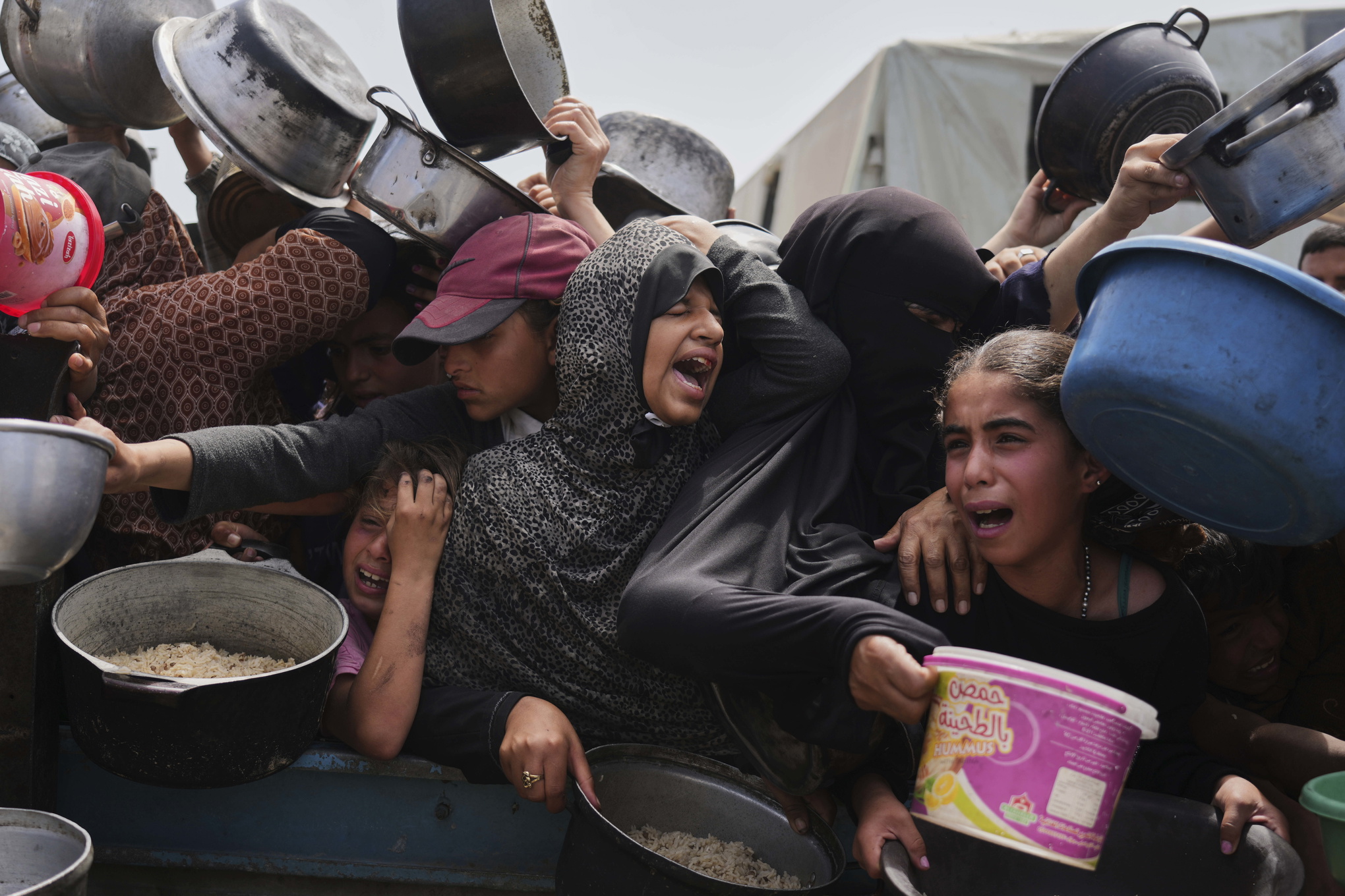 Desperata barn trängs för mat i Gaza