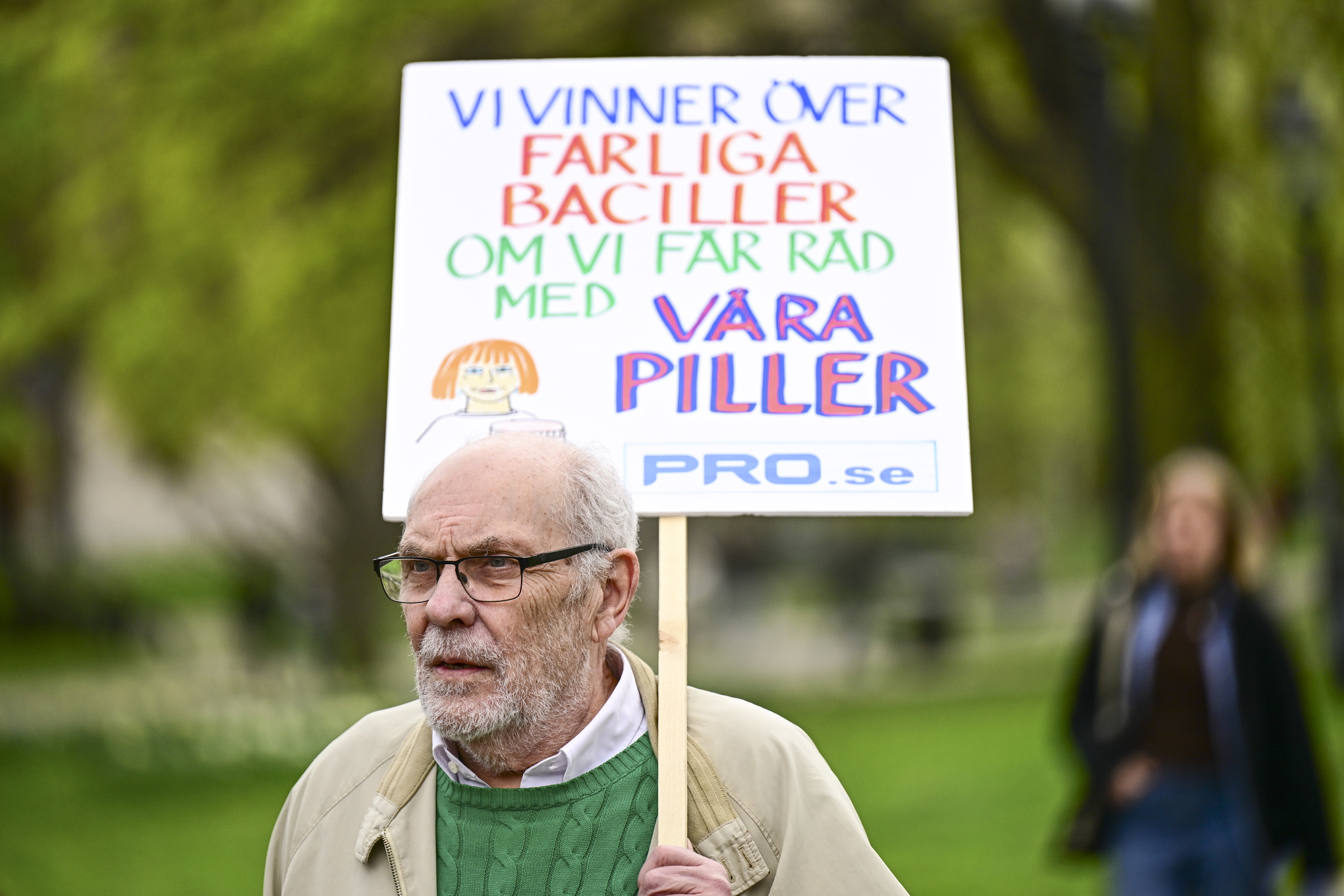 Curre Hansson med plakat.