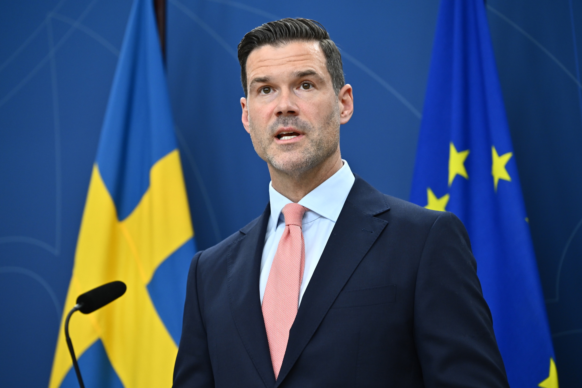 Migrationsminister Johan Forssell (M) under pressträff där direktiv till en ny utredning om återkallelse av medborgarskap presenteras.