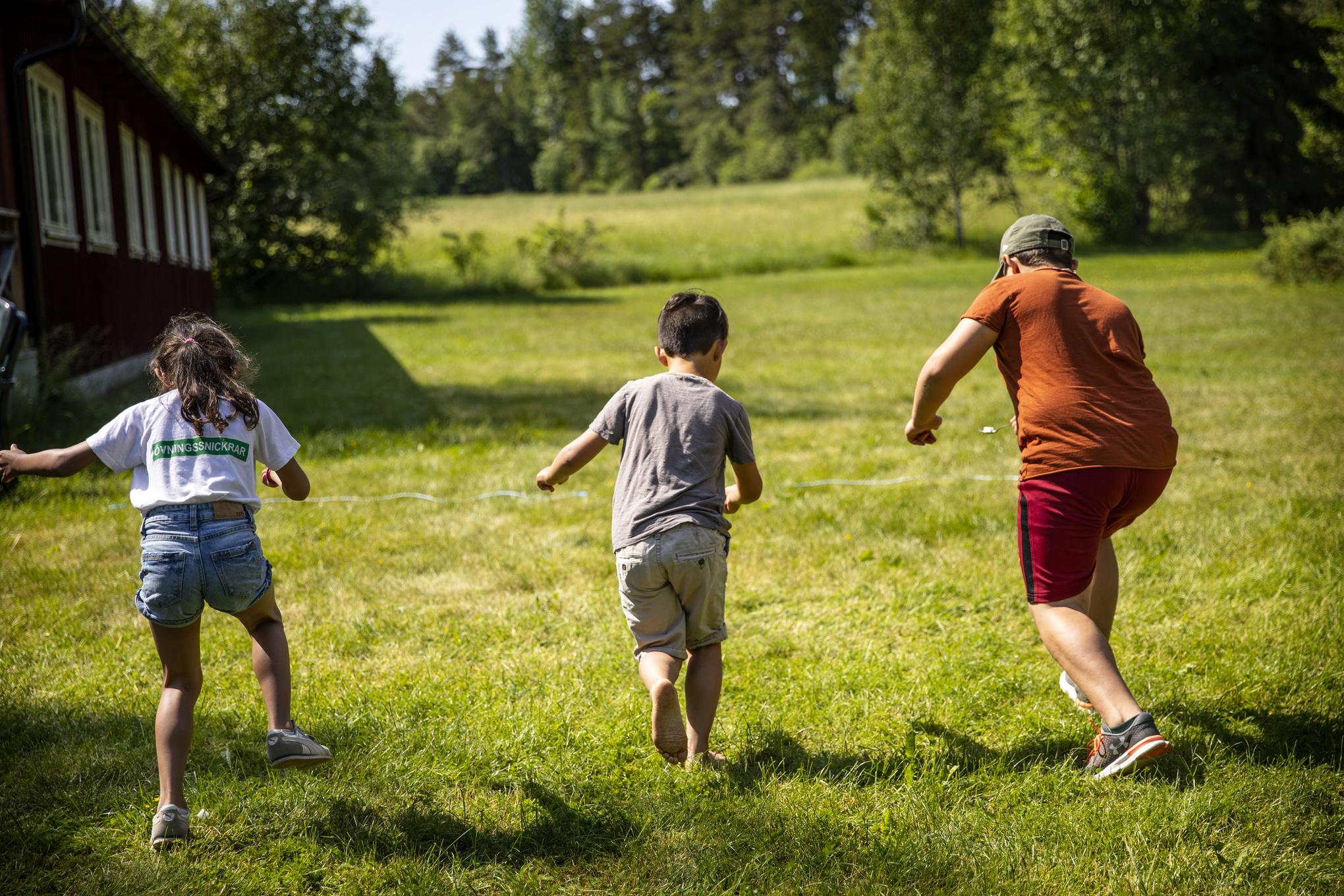 Sommarkollo på Stenfasta sommaren 2020. Över 200 barn och vuxna åkte på dagskollo sommaren 2020 när coronapandemin spreds över världen. Unga Station Vårberg besökte kollo den här dagen i juni.
