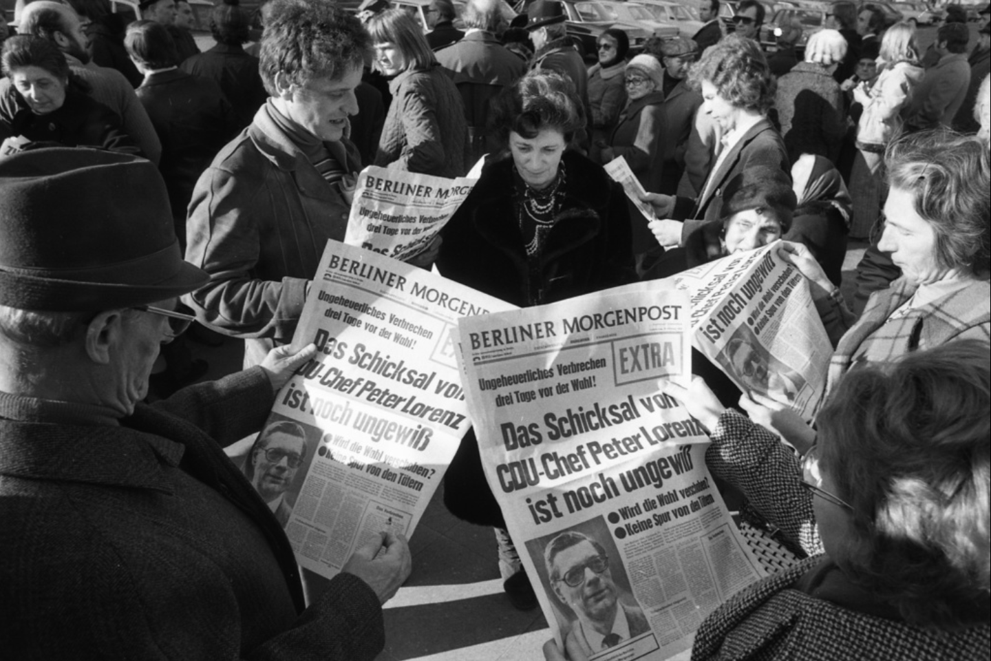 Västberlinare läser en extrautgåva av Berliner Morgenpost, torsdagen den 27 februari 1975, med anledning av kidnappningen av kristdemokraten, CDU, Peter Lorenz.