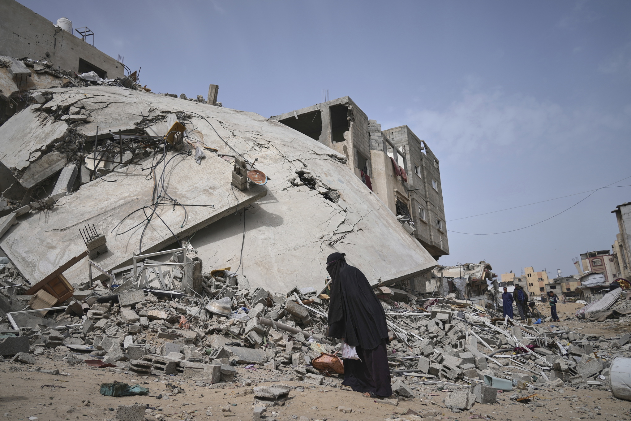 Khan Younis, Gaza ruiner efter den kvinnliga journalisten Islam Meqdads hus där hon dög tillsammans med 6 andra familjemedlemmar. 6 april 2025