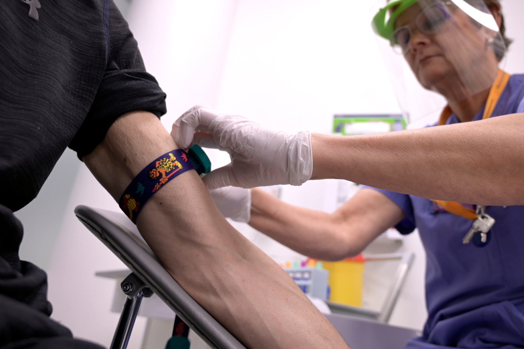 En undersköterska tar ett blodprov på en patient