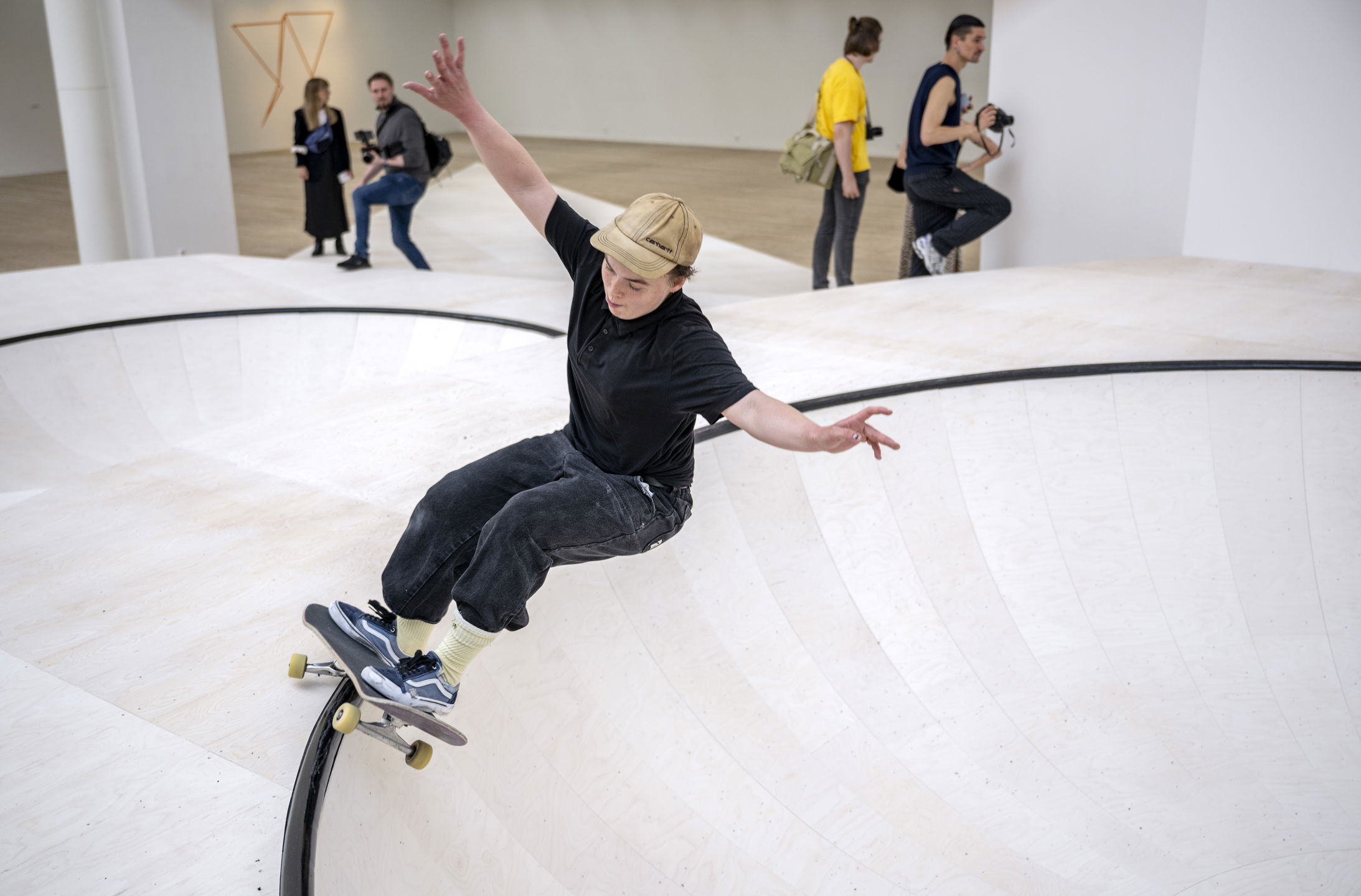 oa Zander i aktion vid torsdagens pressvisning av den koreanska konstnären Koo Jeong A:s skulptur EHM [Event Horizon Malmö] som det går att åka skateboard på i Malmö Konsthall. Koo Jeong A har enligt ett pressmeddelande ’arbetat utifrån konsthallens karakteristiska utställningsrum med sin stjärnformade skulptur som kilas fast mellan byggnadens bärande pelarfunktioner’. Malmö Konsthall utgår från sin vision att använda ’rummet och arkitekturen som en spelplan för konstnärliga experiment’ och därför skall verket också ses som en ’inbjudan till Malmös unika skatecommunity’ enligt samma pressmeddelande.
