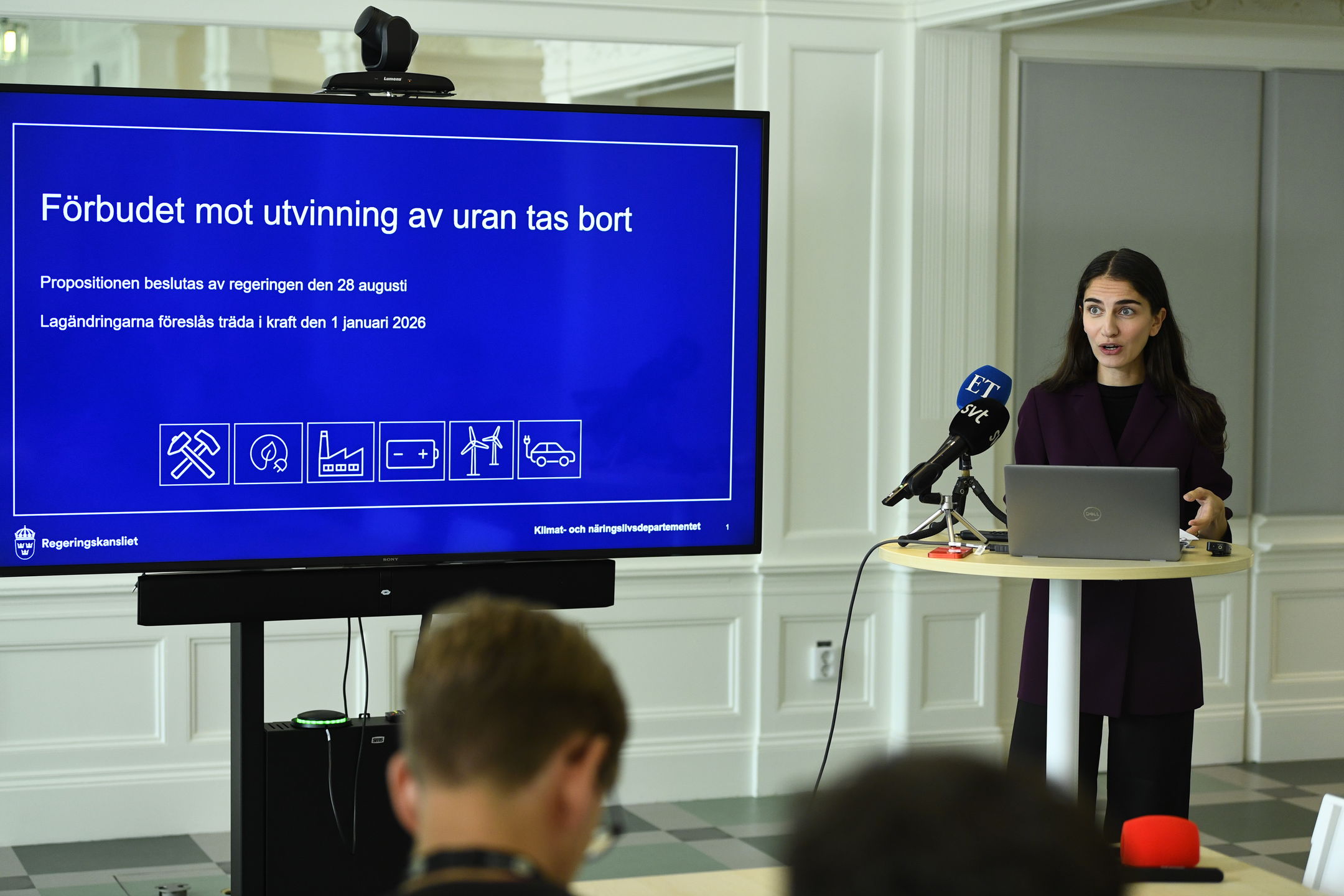 Klimat- och miljöminister Romina Pourmokhtari (L) under en pressbriefing om borttagande av förbudet mot uranbrytning i Sverige.