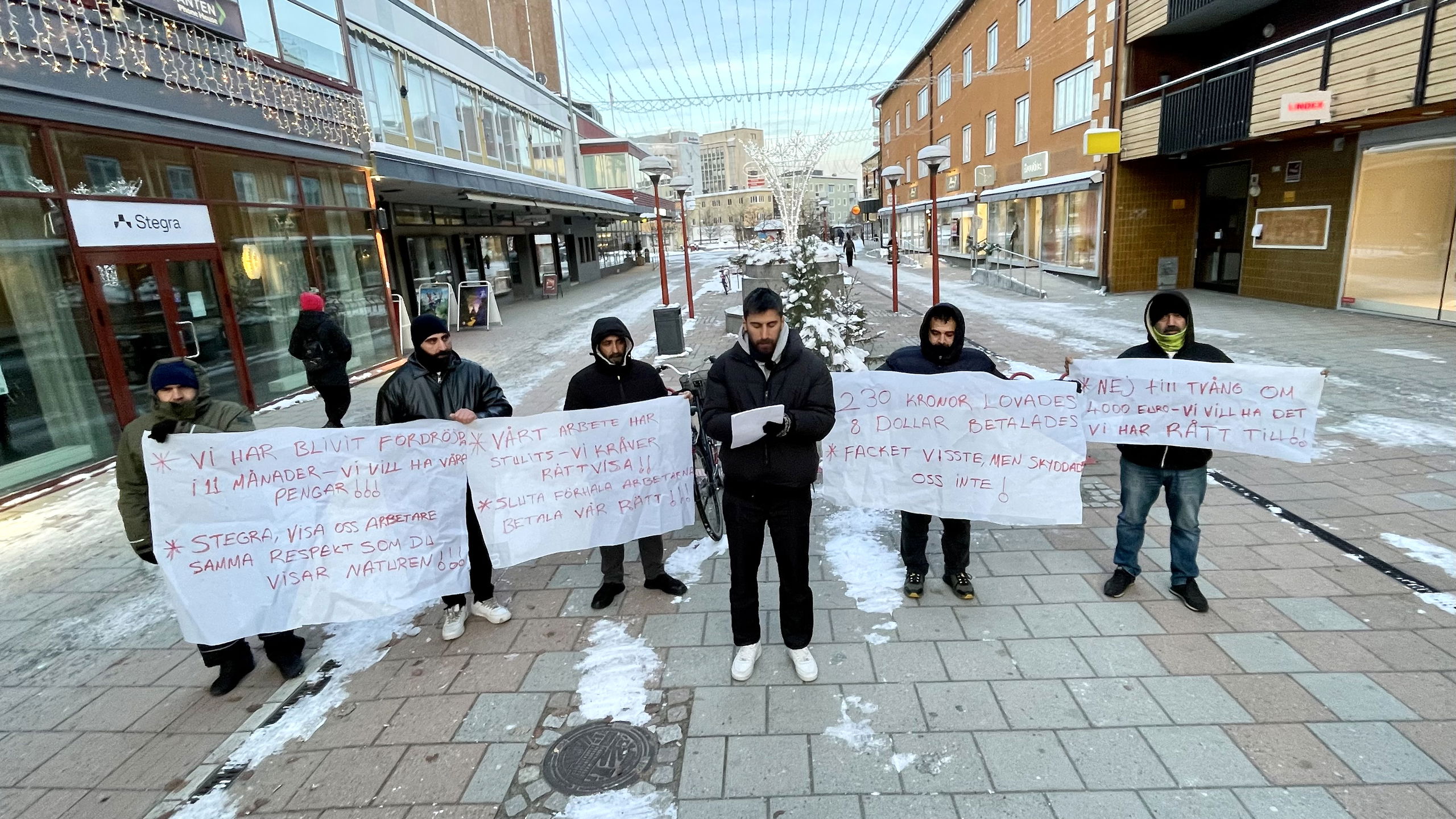 Turkiska gästarbetare demonsterar utanför Stegra i Boden.