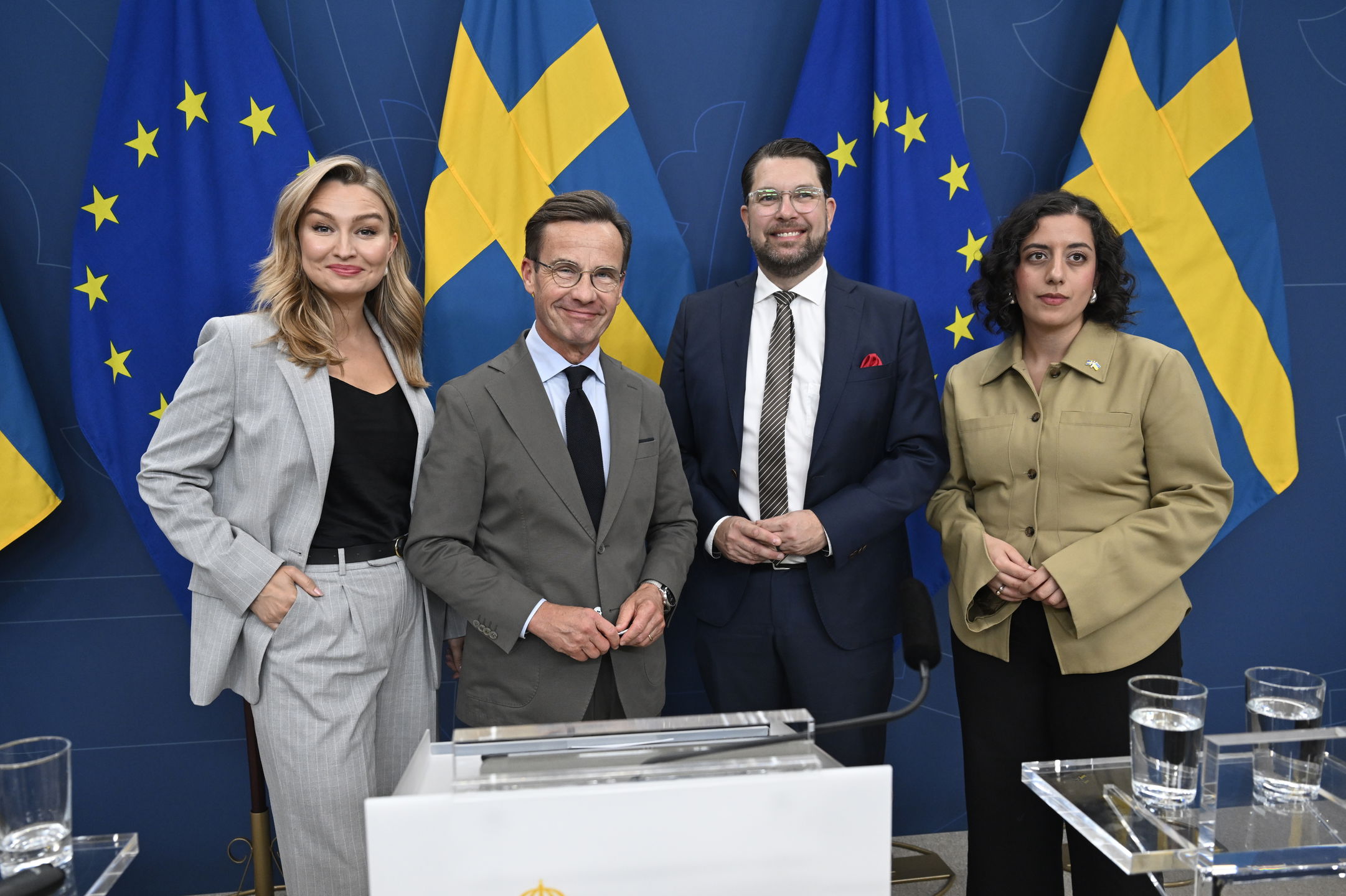 Näringsminister Ebba Busch (KD), Statsminister Ulf Kristersson (M), Sverigedemokraternas partiledare Jimmie Åkesson (SD) och utbildnings- och integrationsminister Simona Mohamsson (L) efter pressträff för att presentera en budgetnyhet på Rosenbad.