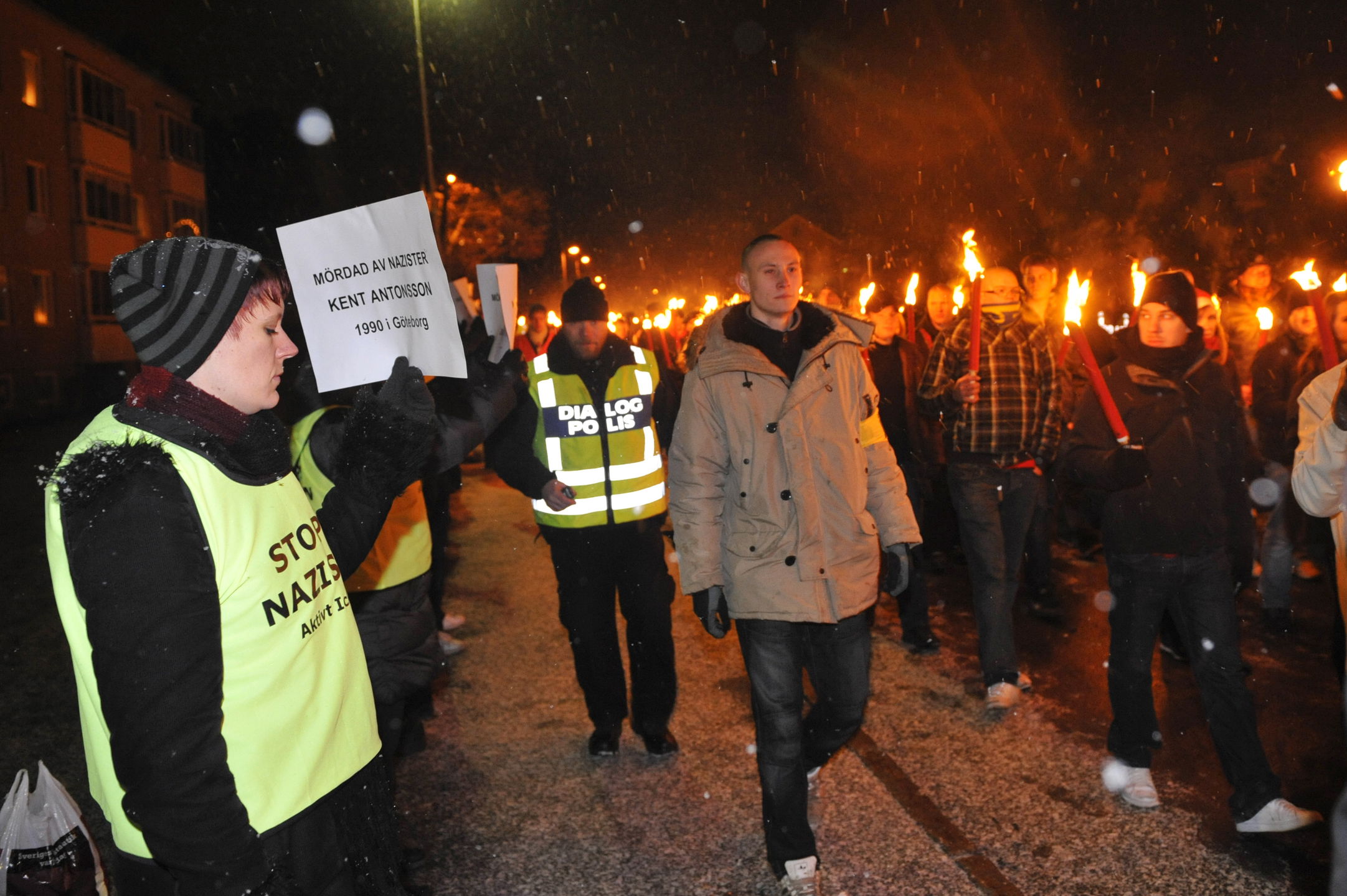 Höger- och vänsteraktivister demonstrerar i Salem, söder om Stockholm.