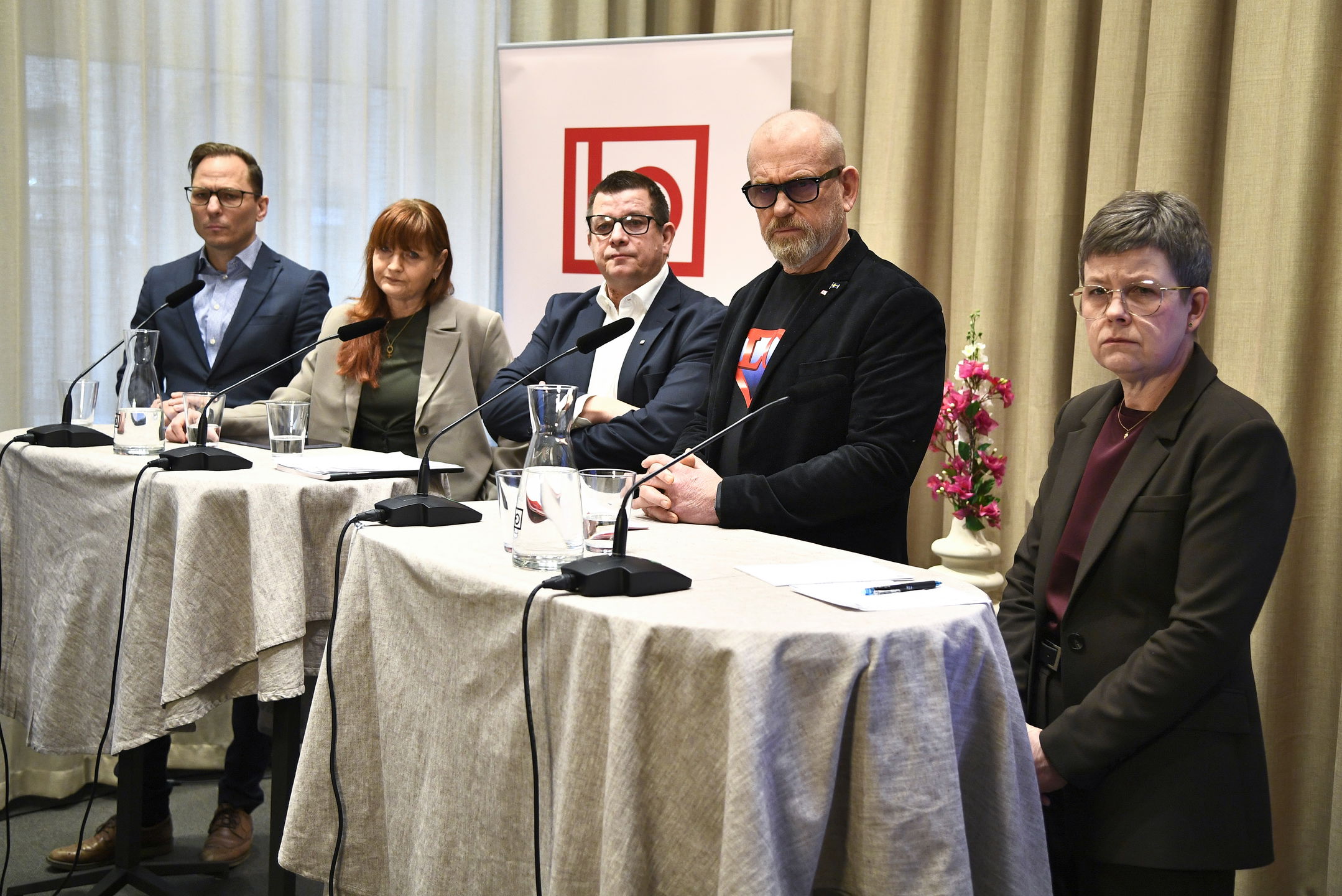 Johan Ingelskog, avtalssekreterare Kommunal, Marie Nilsson, ordförande IF Metall, Veli-Pekka Säikkälä, LOs avtalssekreterare, Johan Lindholm, LOs ordförande och Eva-Lotta Ramberg, ordförande HRF, när LO-styrelsen presenterar förslag till hur LO vill sänka arbetstiden i Sverige, under en pressträff i LO-Borgen i Stockholm.