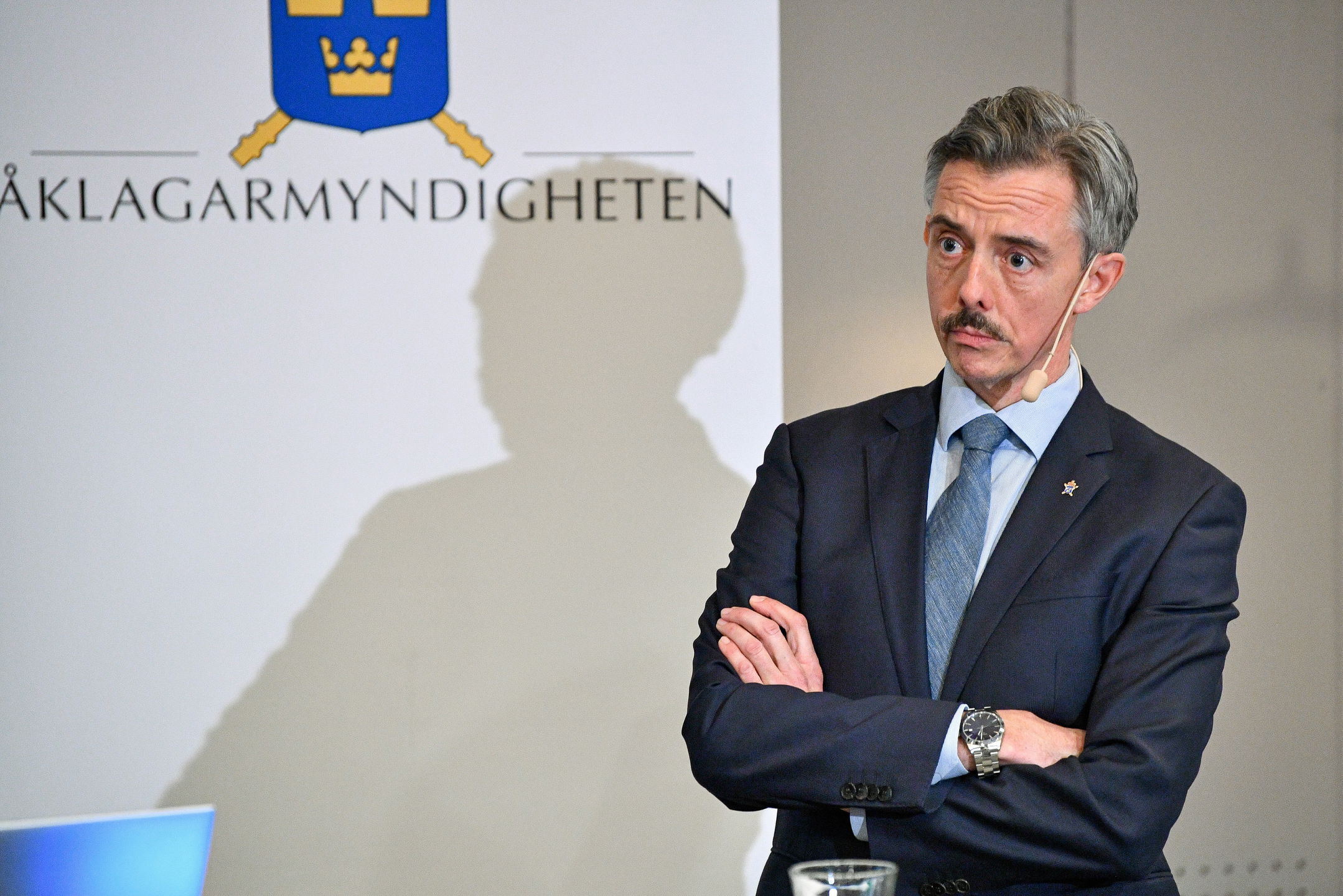 Senior åklagare Carl Mellberg på Riksenheten för säkerhetsmål under en pressträff på torsdagen. Åtal väcks mot en 18-åring som misstänks för förberedelse till terroristbrott i centrala Stockholm. Åklagarna avser även att åtala 18-åringen tillsammans med en 17-åring för ett mordförsök i Tyskland. Foto: