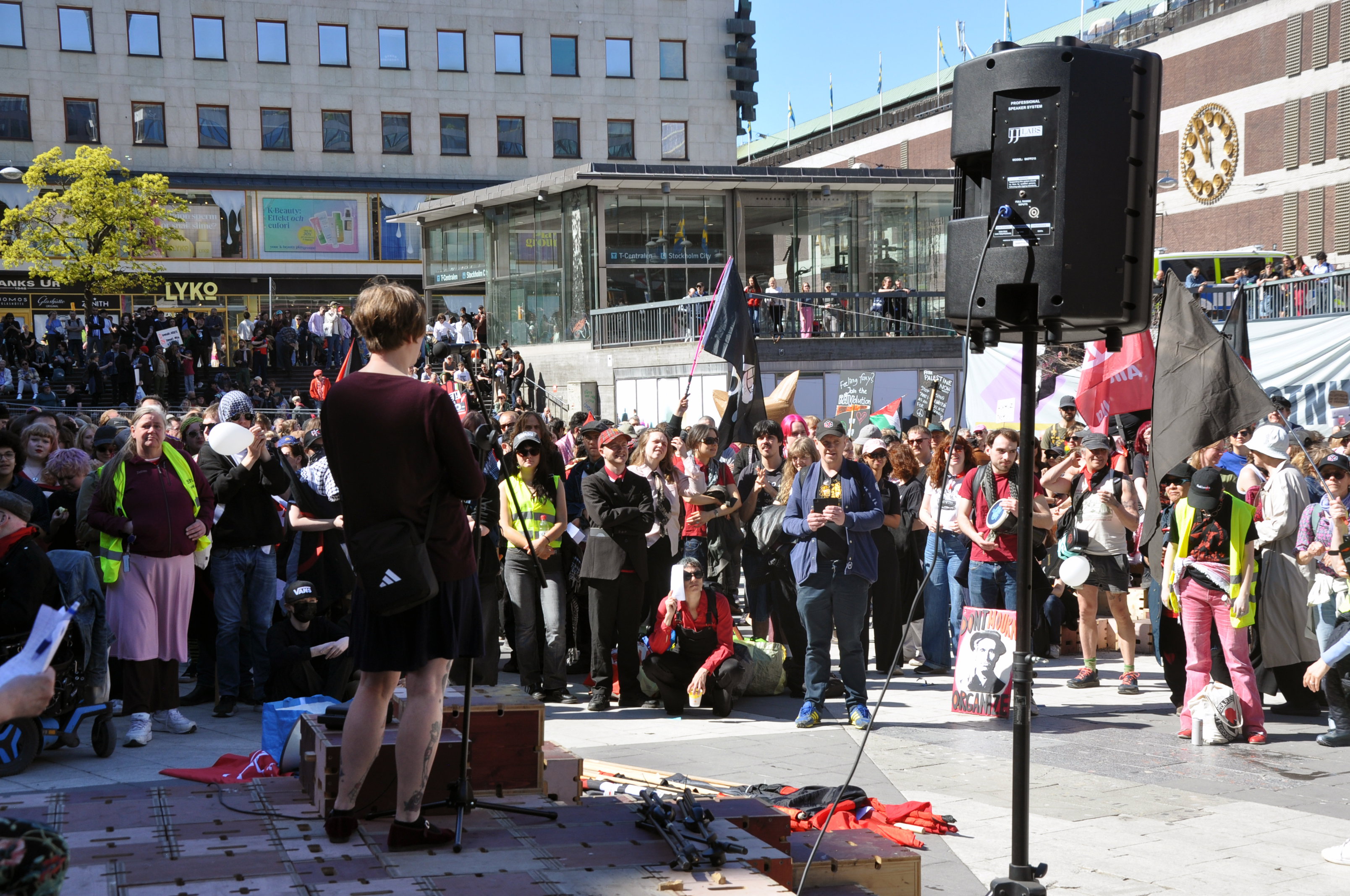 Amalthea Frantz håller tal på 1 maj i Stockholm 2026.