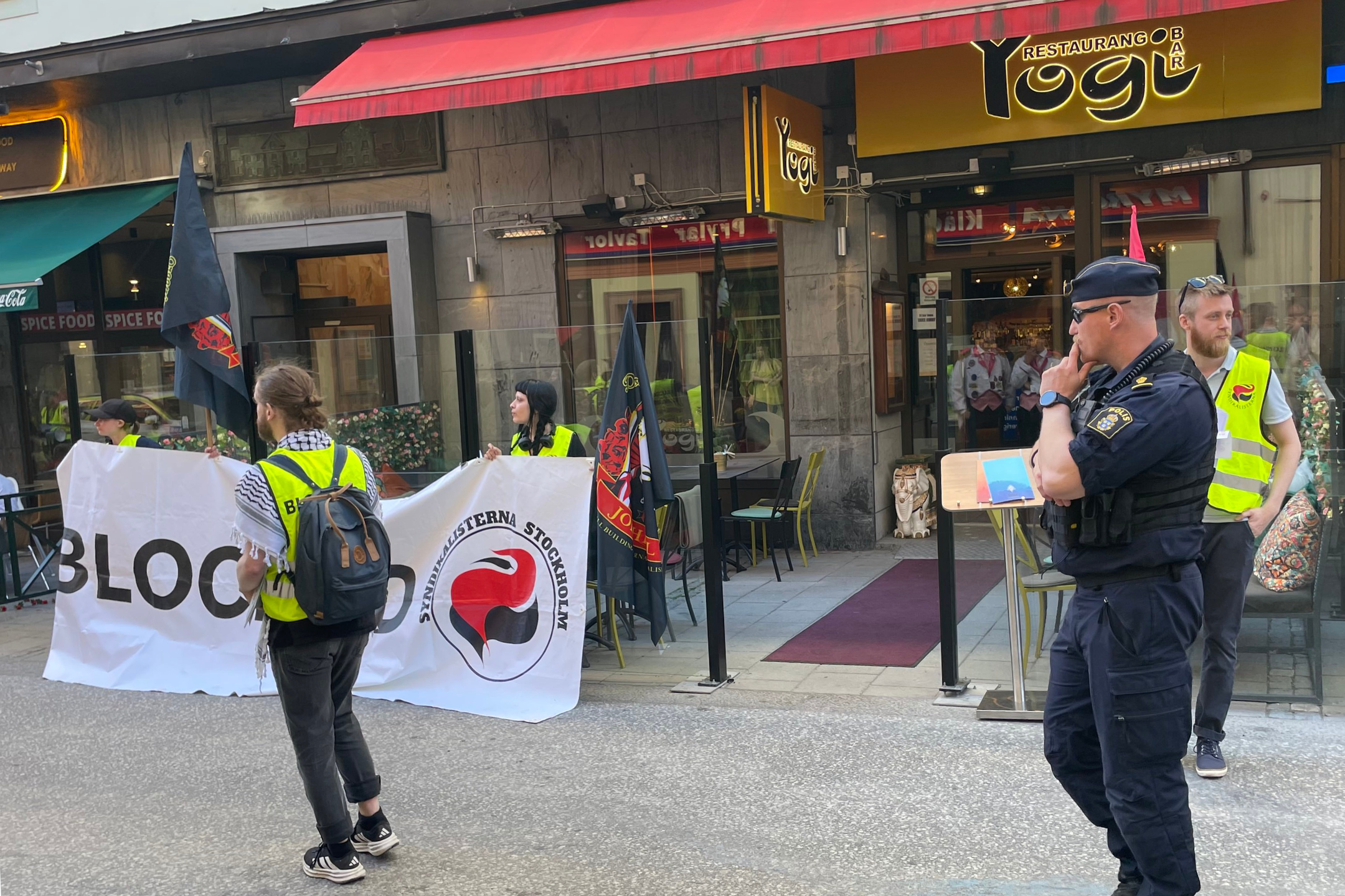 Linköpings ls av SAC Syndikalisterna genomförde en blockad av den indiska restaurangen Yogi i centrala Linköping