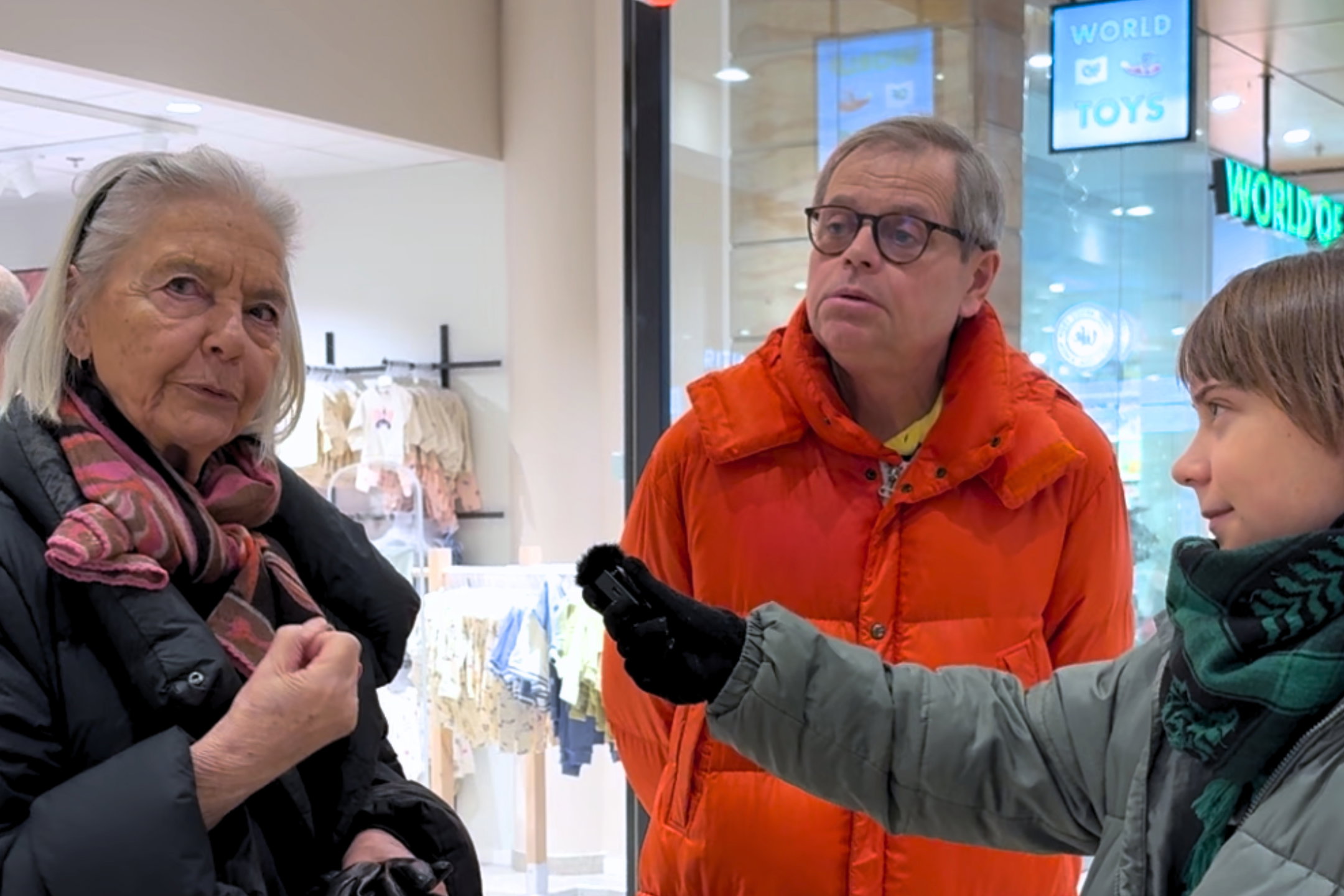 Greta Thunberg intervjuar väljare på Fältöversten, Östermalm. Kvinnan till vänstern spelade Malin i Saltkråkan.