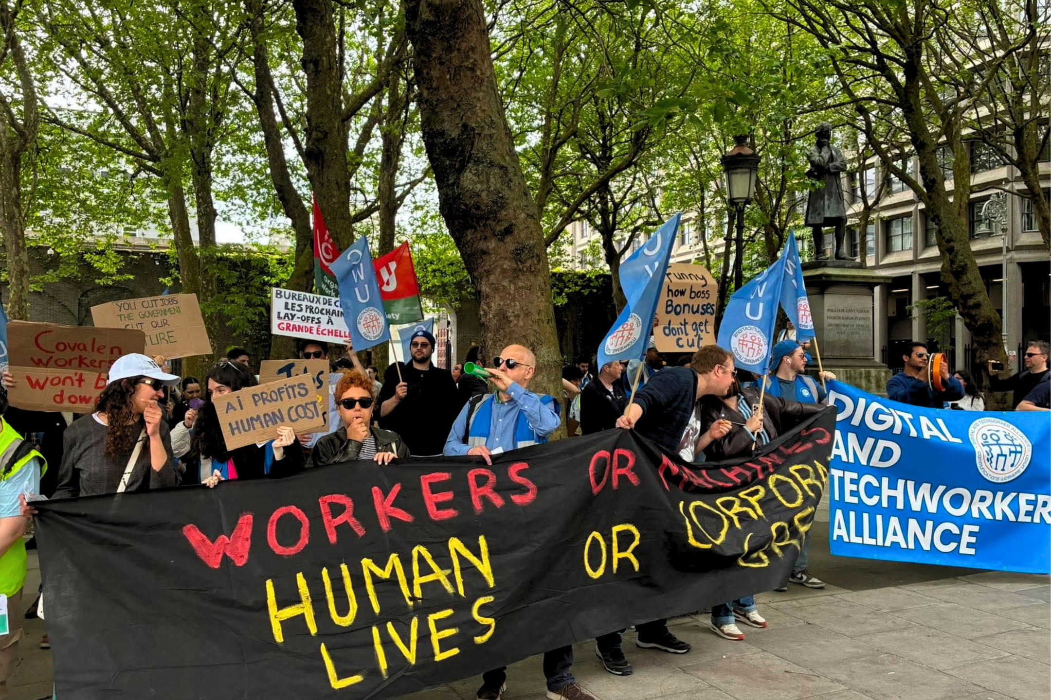Techarbetare på irländska Covalen strejkar i Dublin.