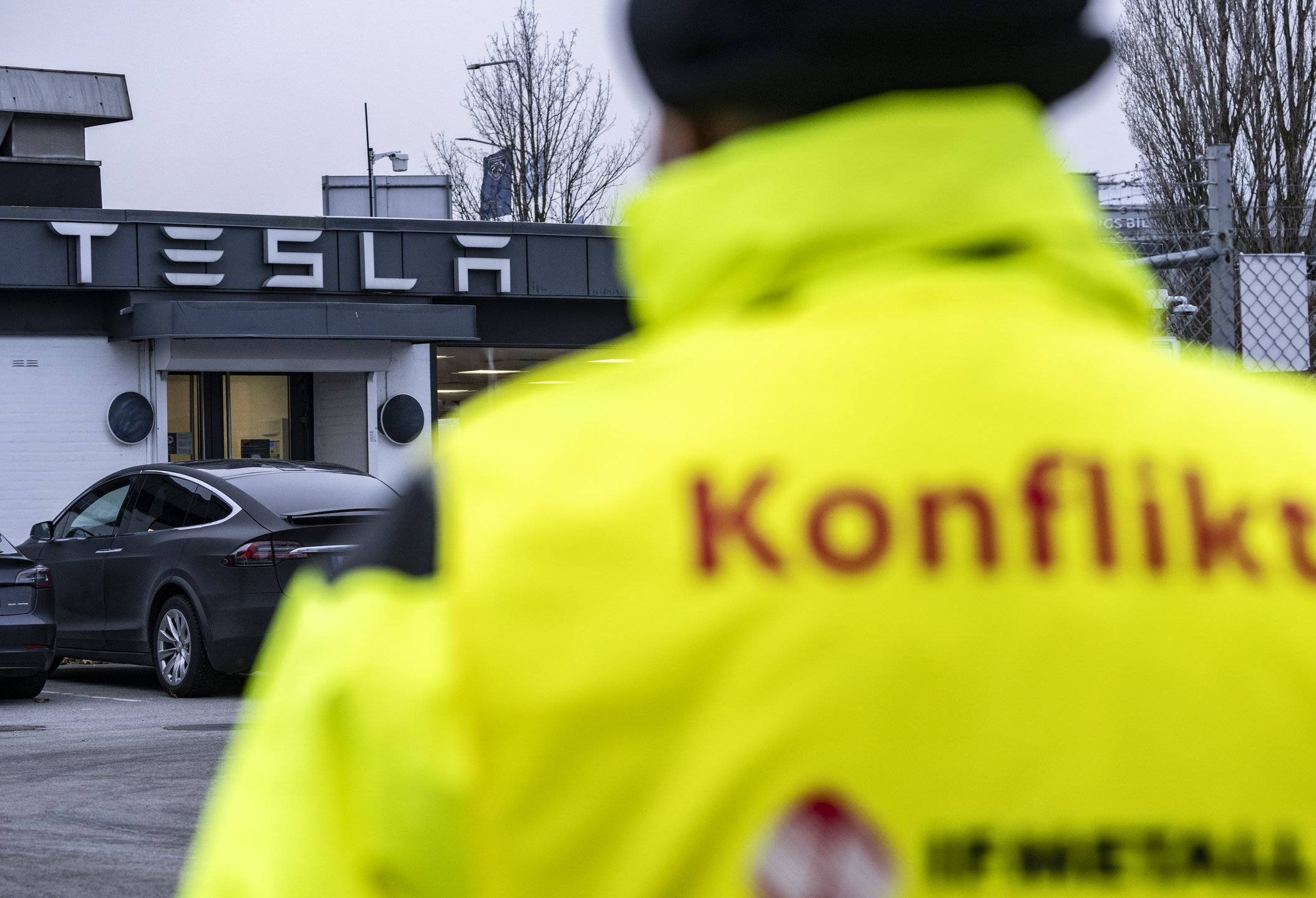 MALMÖ 2023-11-27 Strejkvakt från IF Metall utanför Tesla-anläggningen på Boplatsgatan i Malmö på måndagen.