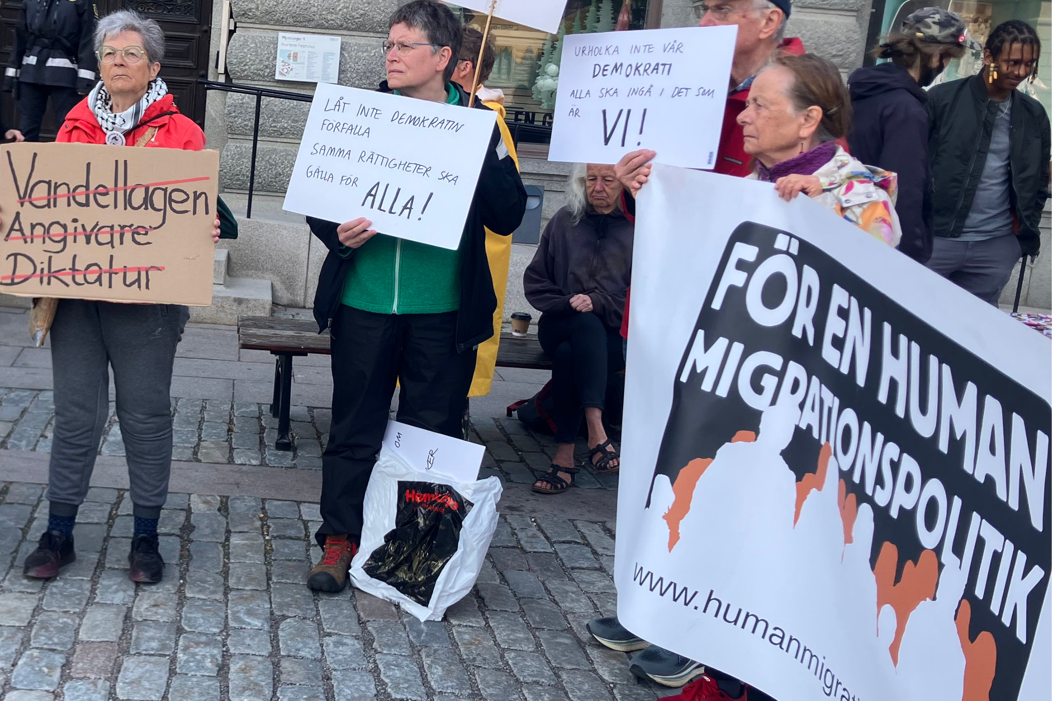 Demonstration mot lagen om bristande vandel på Mynttorget i Stcokholm