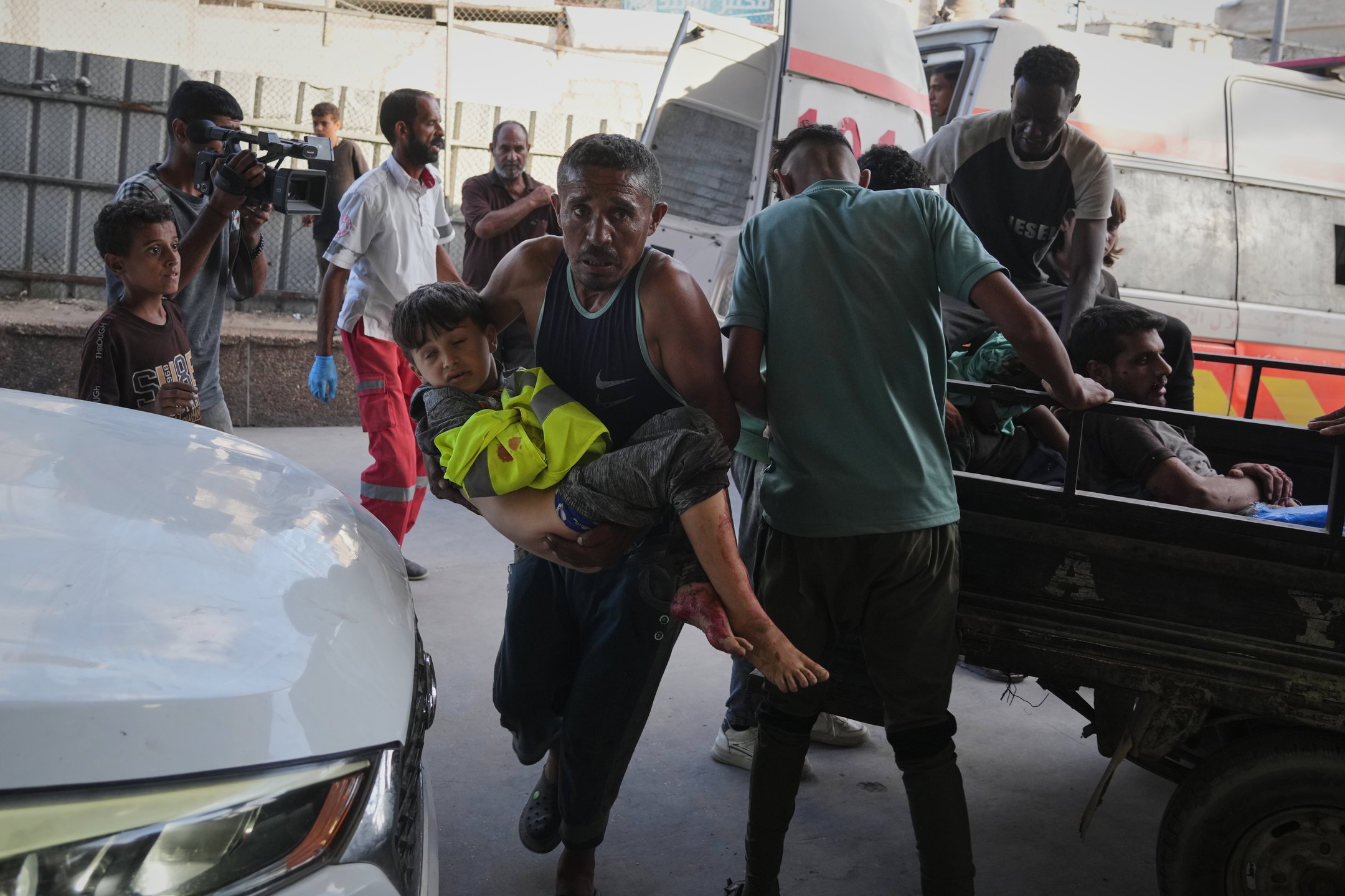 Ett skadat barn bärs iväg efter en isrelisk attack mot Nasser sjukhuset i Gaza