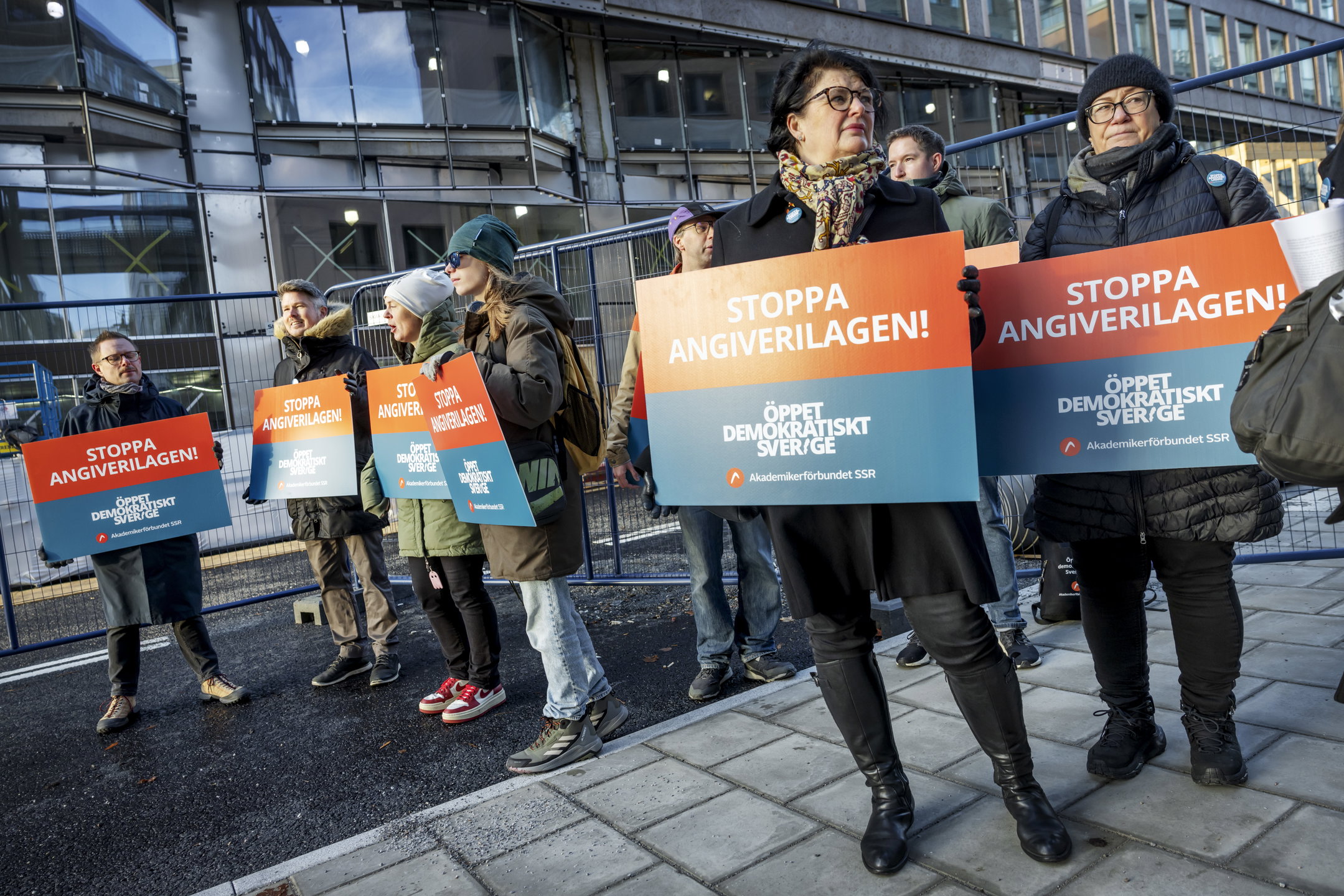 STOCKHOLM 241126 Stockholm Medlemmar från Akademikerförbundet protesterar mot den så kallade angiverilagen när migrationsminister Johan Forssell tar emot Utredningen om stärkt återvändandeverksamhets slutbetänkande.