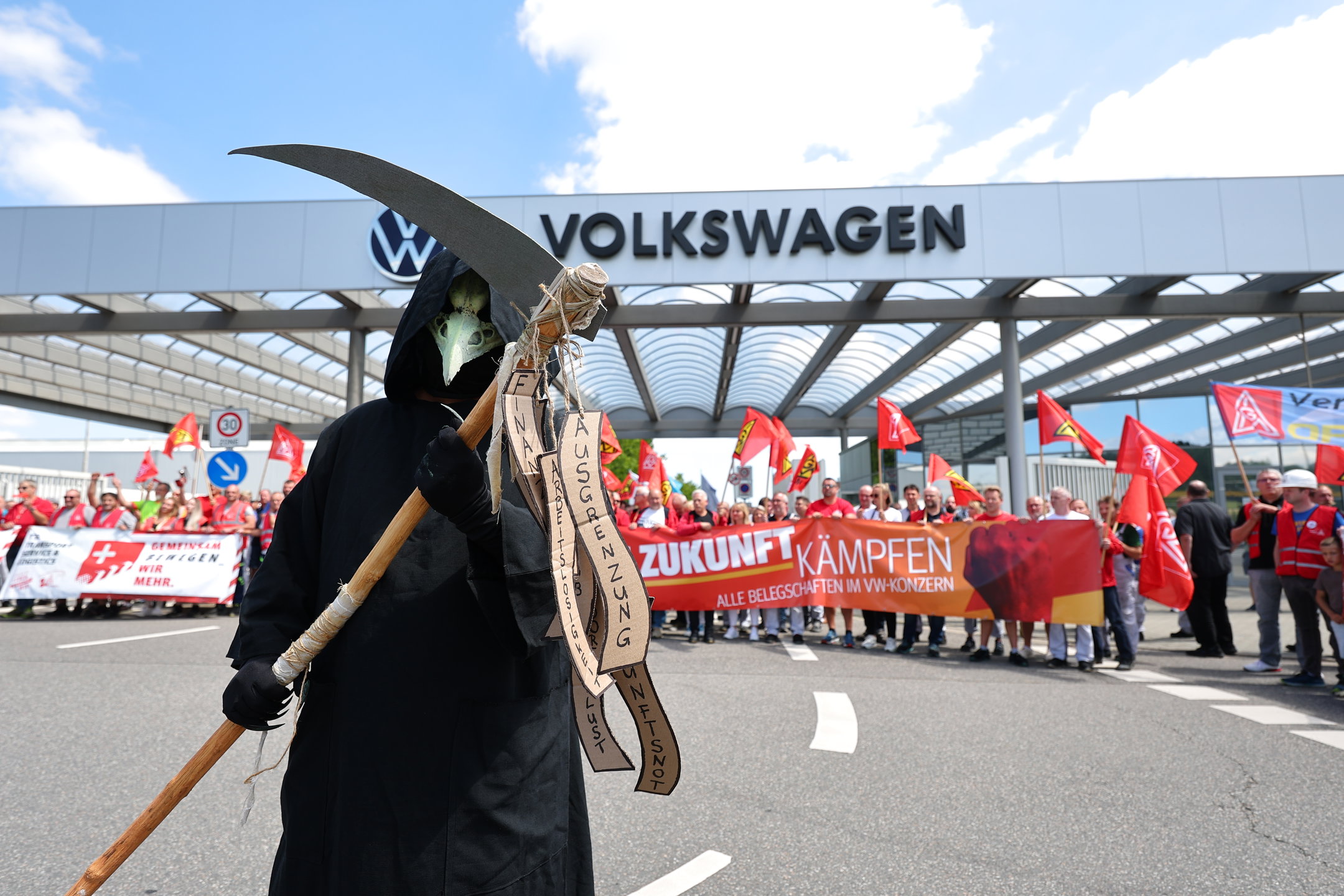 Arbetare protesterar utanför Volksmagens fabrik i Zwickau, Tyskland torsdag den 9 juli. Foto: Jan Woitas /AP/TT