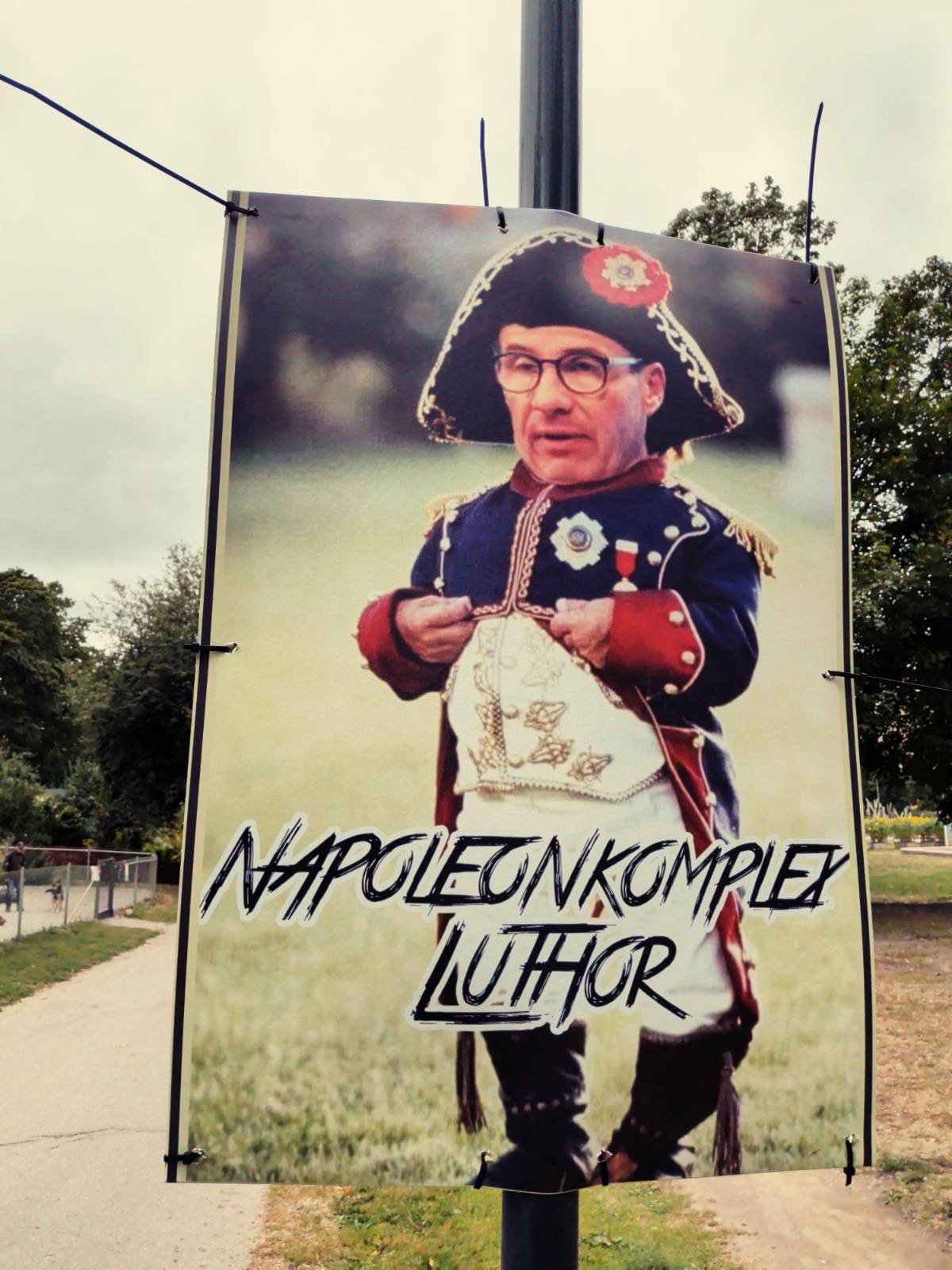 På en falsk valaffisch föreställer Ulf Kristersson Napoleon