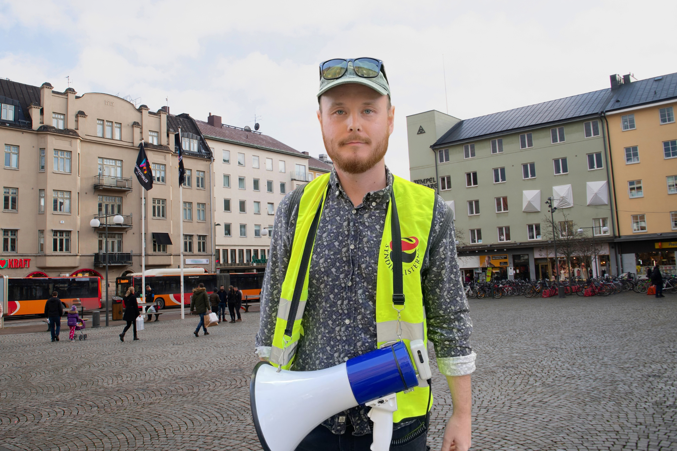 Bildmontage: I förgrunden förhandlaren Daniel Jonzon från Linköpings LS. I bakgrunden Trädgårdstorget torg i Linköping